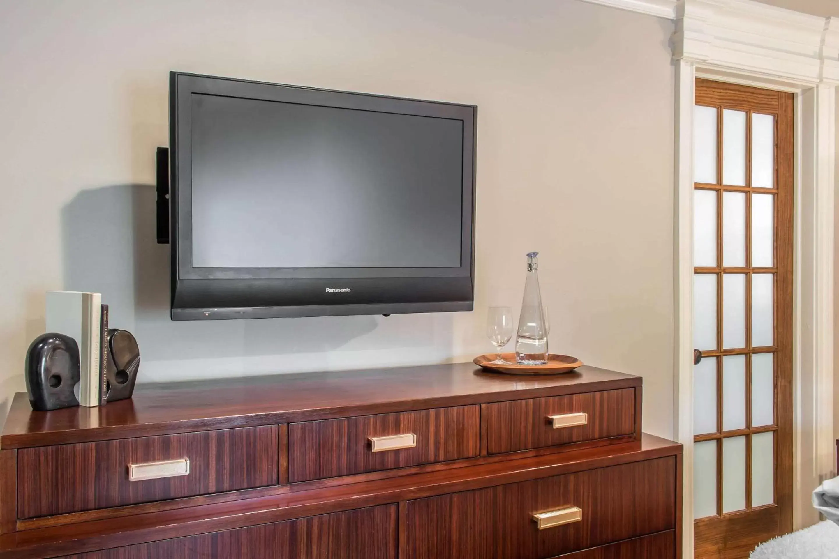 Photo of the whole room, TV/Entertainment Center in The Peacock Inn, Ascend Hotel Collection