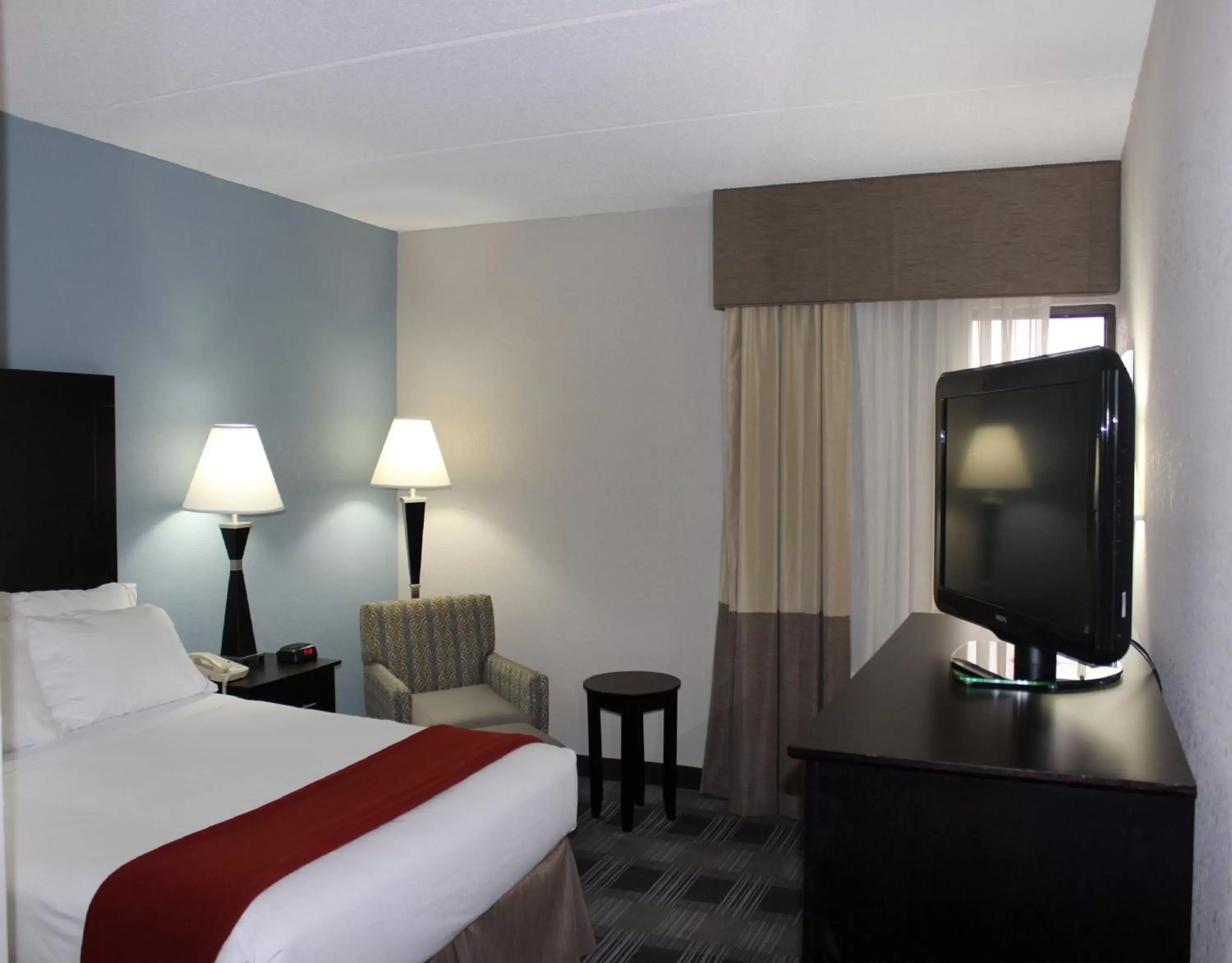 Photo of the whole room, TV/Entertainment Center in Holiday Inn Express Forsyth, an IHG Hotel