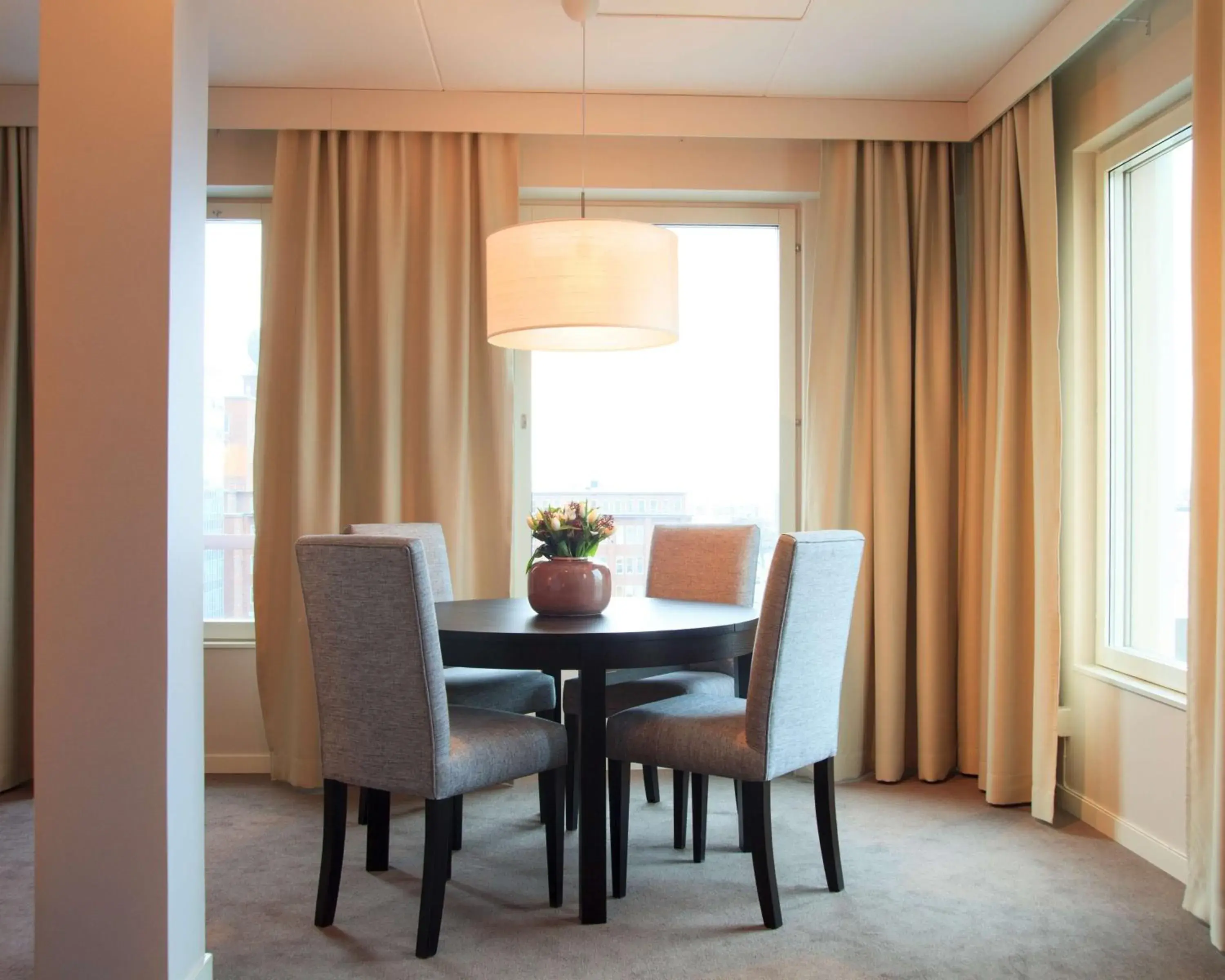 Photo of the whole room, Dining Area in Best Western Plus Hotel Plaza