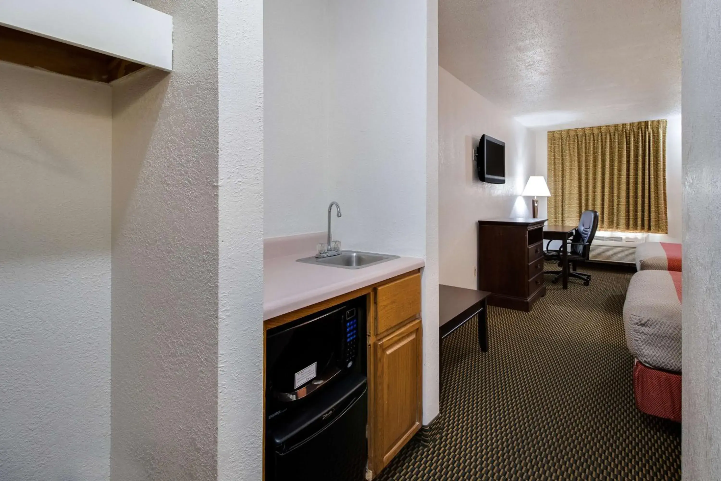 Photo of the whole room, Kitchen/Kitchenette in Motel 6-Marion, IL