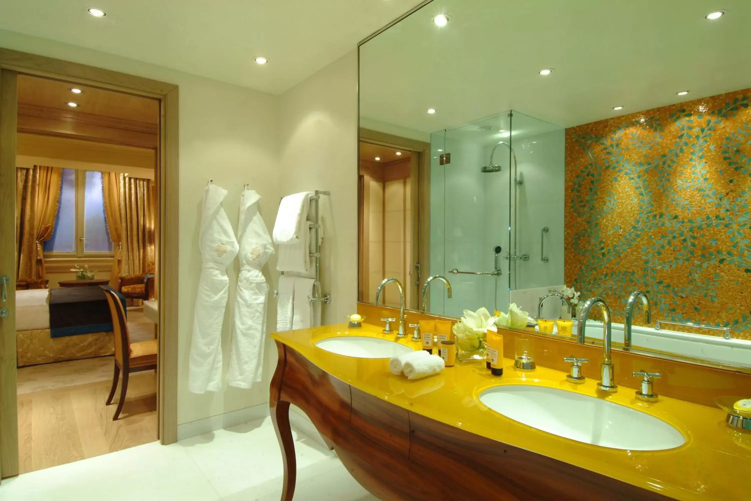 Bathroom in Hotel Principe Di Savoia - Dorchester Collection