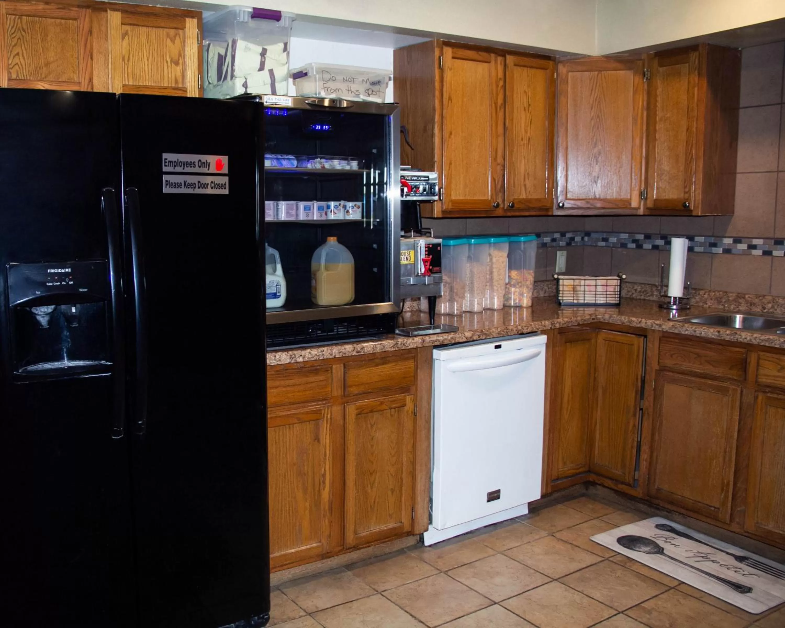 Kitchen or kitchenette in New Victorian Inn & Suites-Norfolk