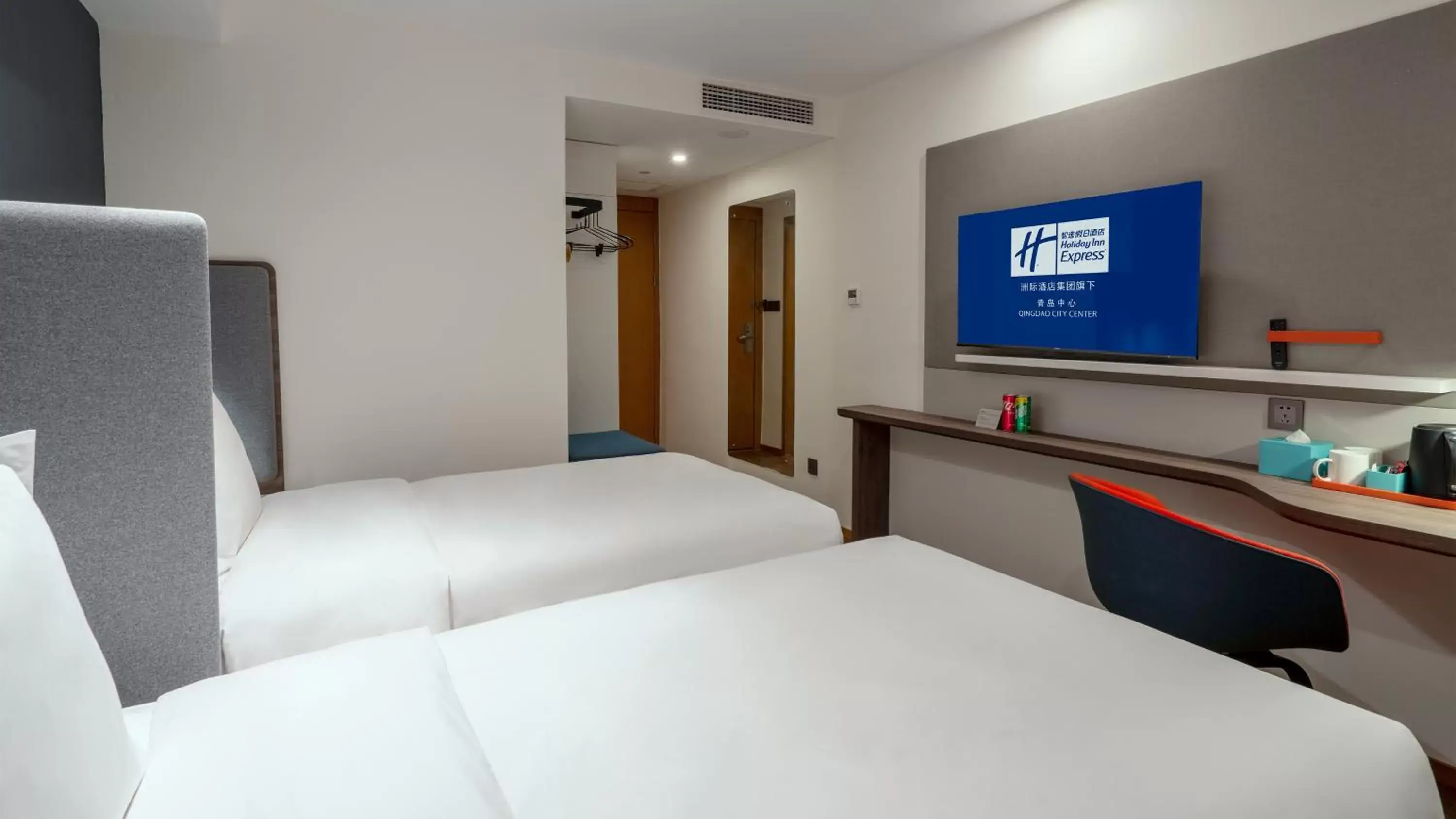 Photo of the whole room, Bed in Holiday Inn Express Qingdao City Center, an IHG Hotel