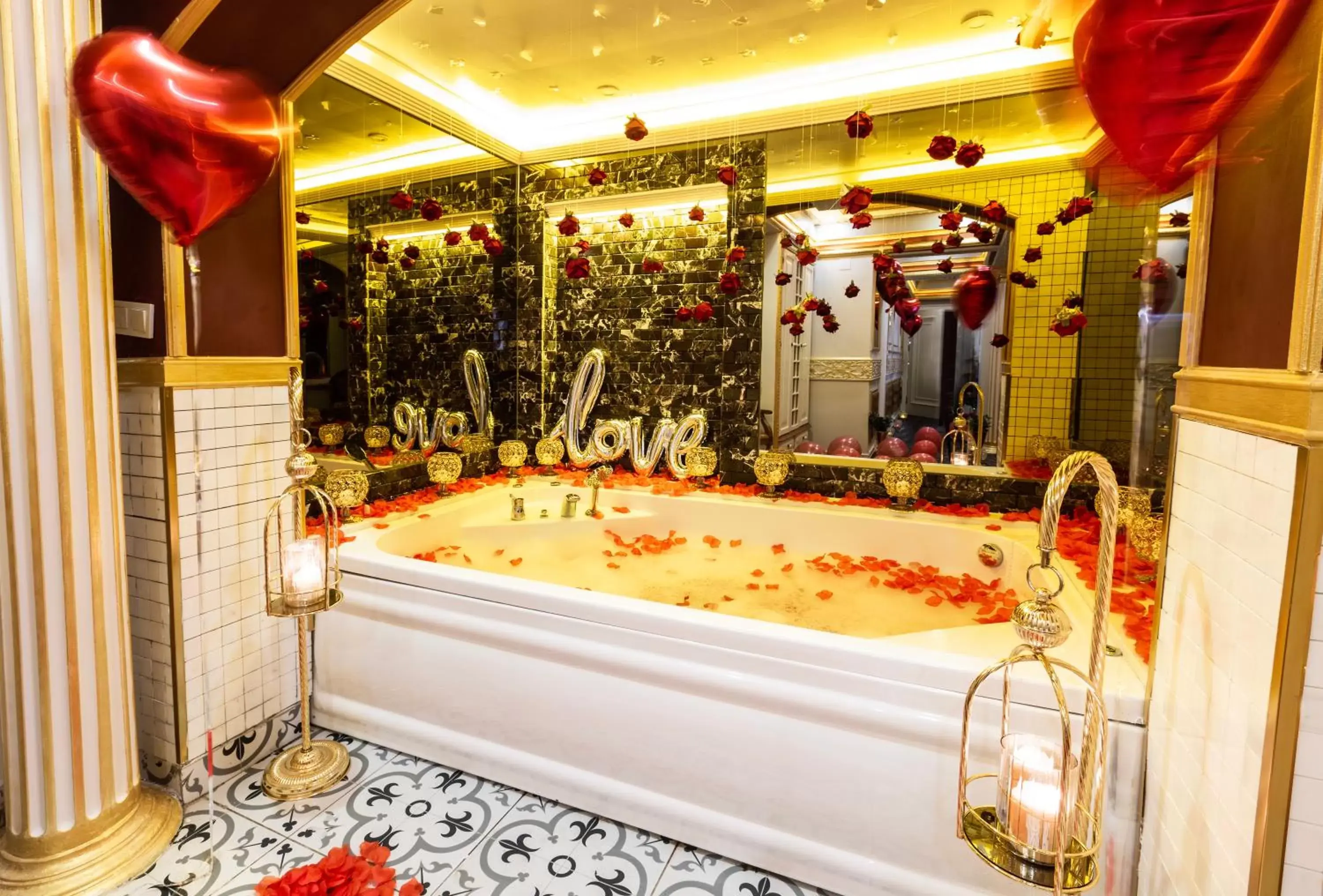Hot Tub in Andalouse Elegant Suite Hotel