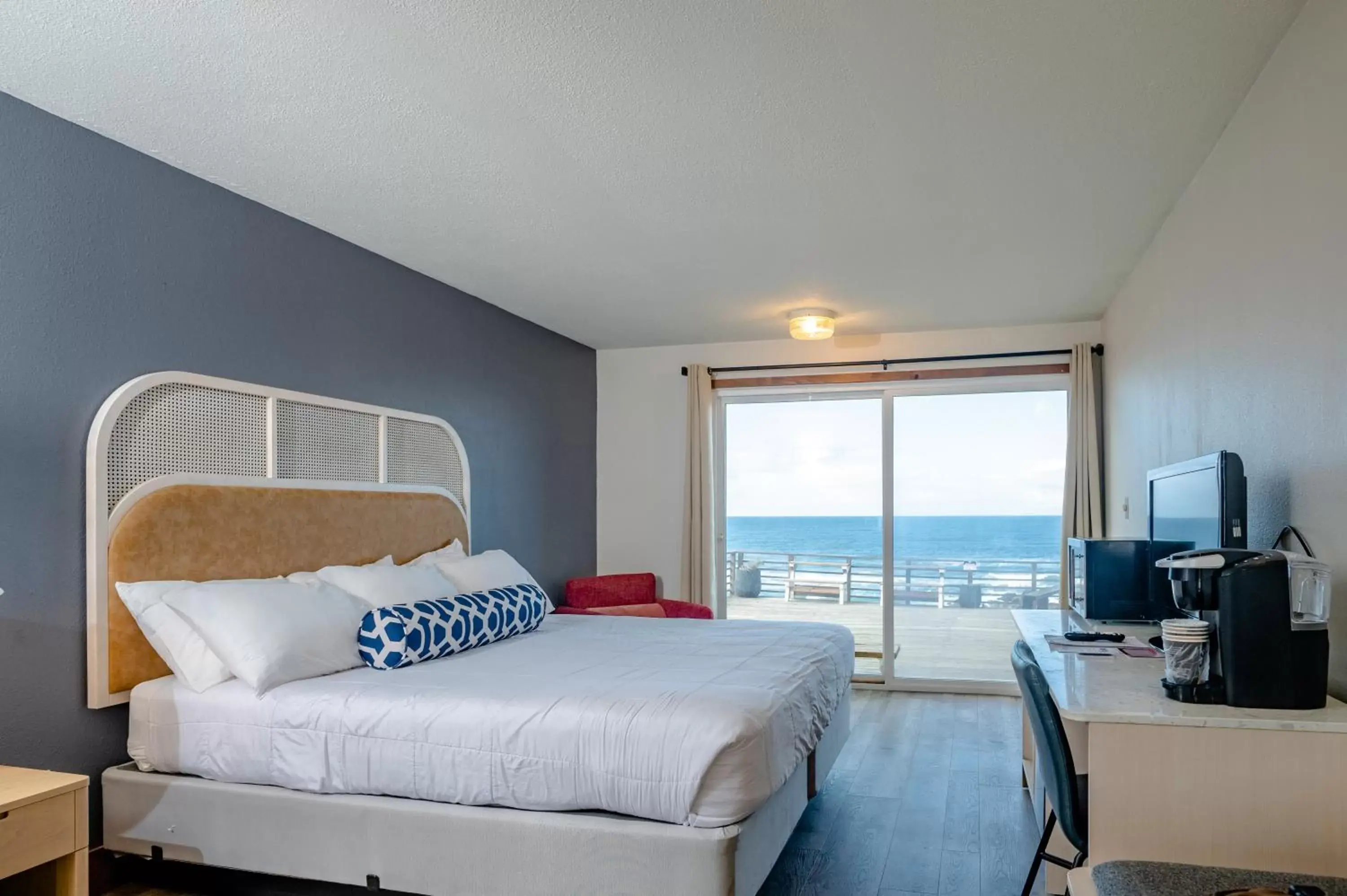 Balcony/Terrace, Bed in Seagull Beachfront Inn