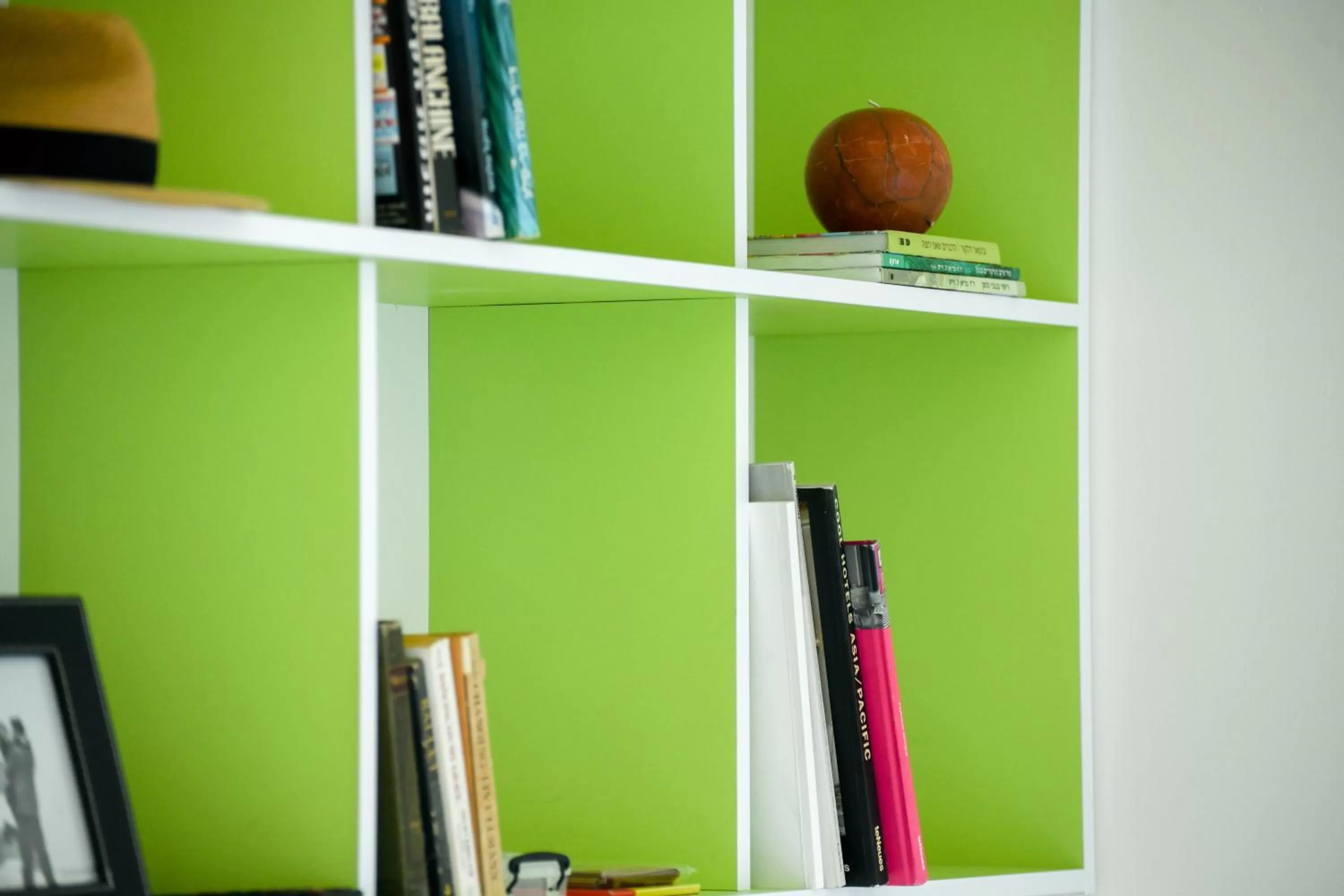 Library in דירות גני תערוכה - TLV university apartments near Expo by Sea N' Rent