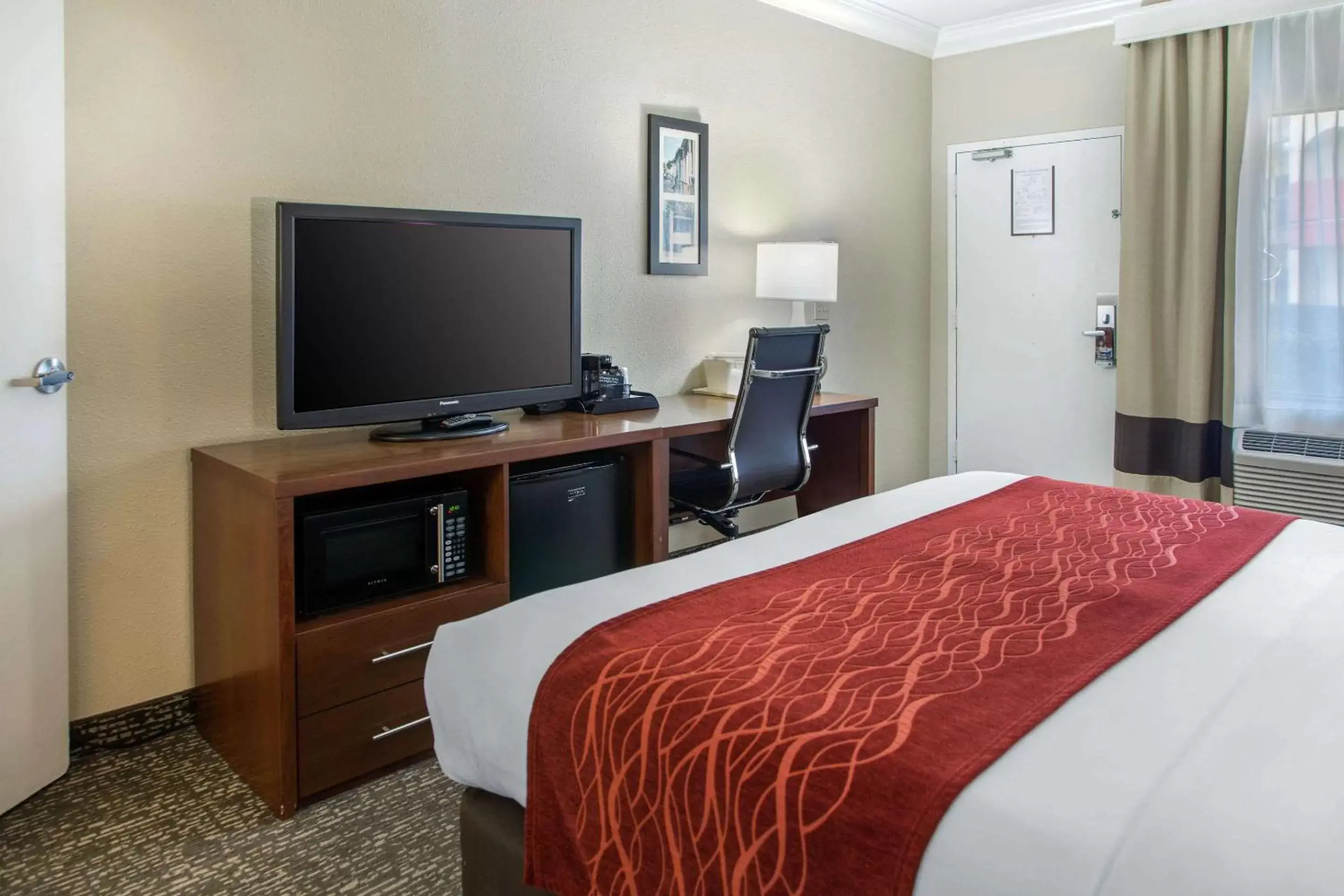 Photo of the whole room, Bed in Comfort Inn & Suites San Francisco Airport North