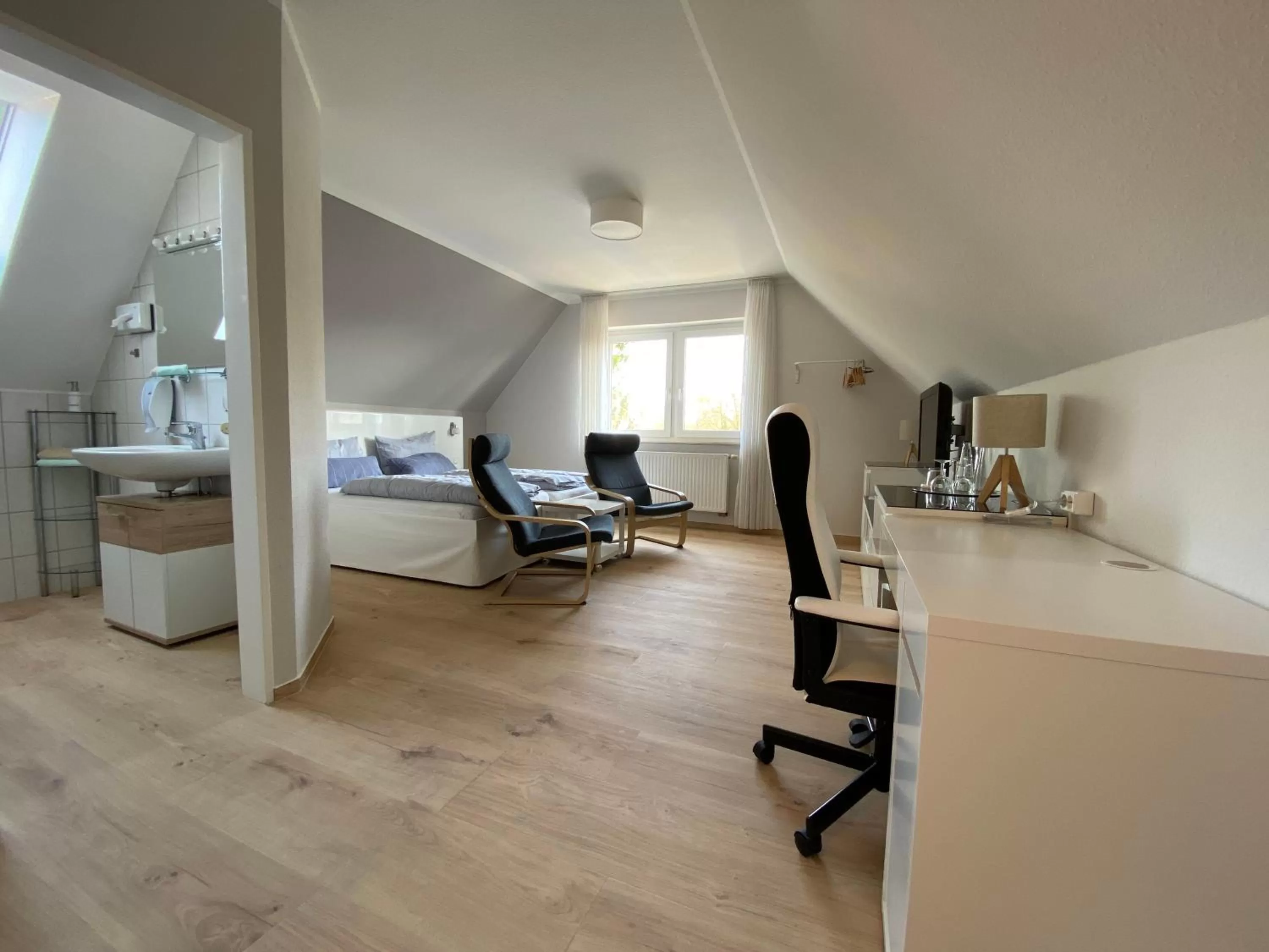 Photo of the whole room, Bed in Hotel zur Bever