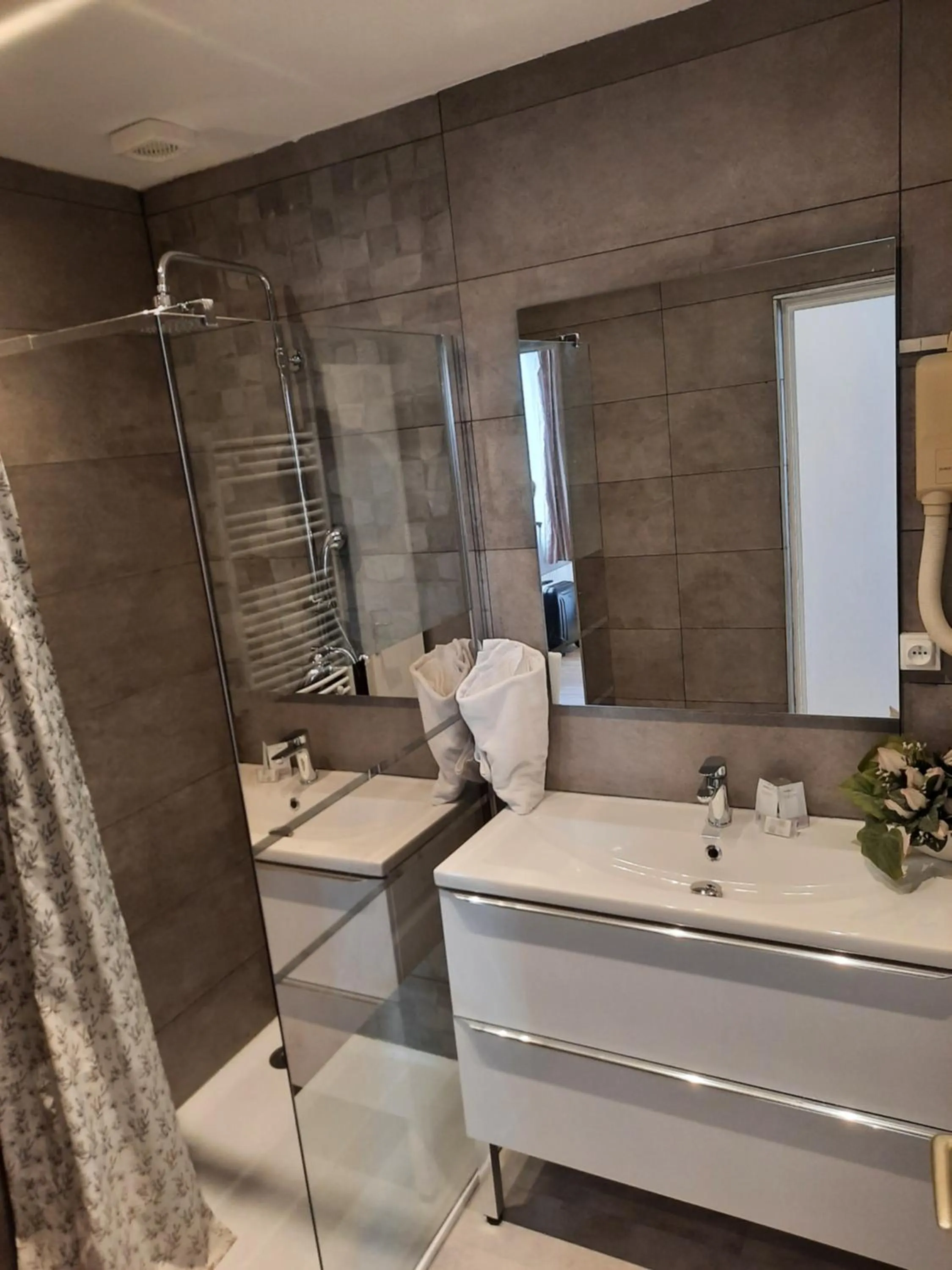 Bathroom in Le Clémenceau Hôtel et Appart 'hôtel "Gare Sncf" centre ville