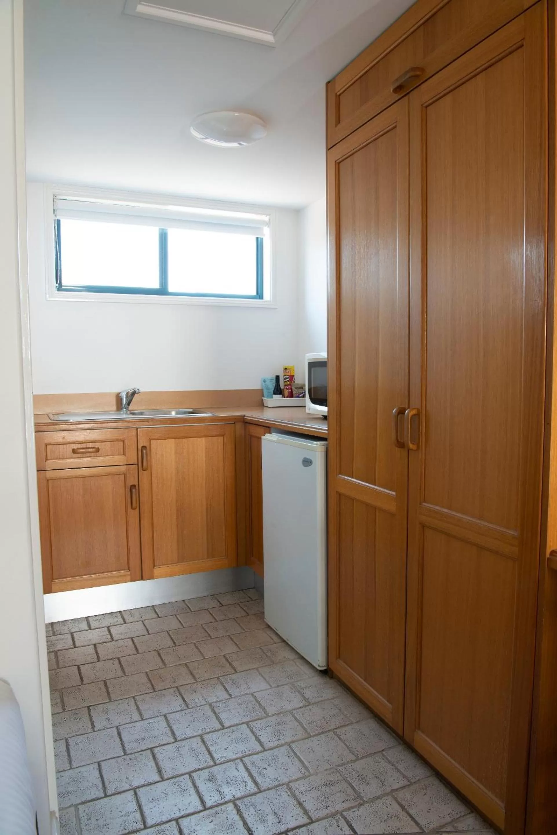 Kitchen or kitchenette in Rockpool Motor Inn