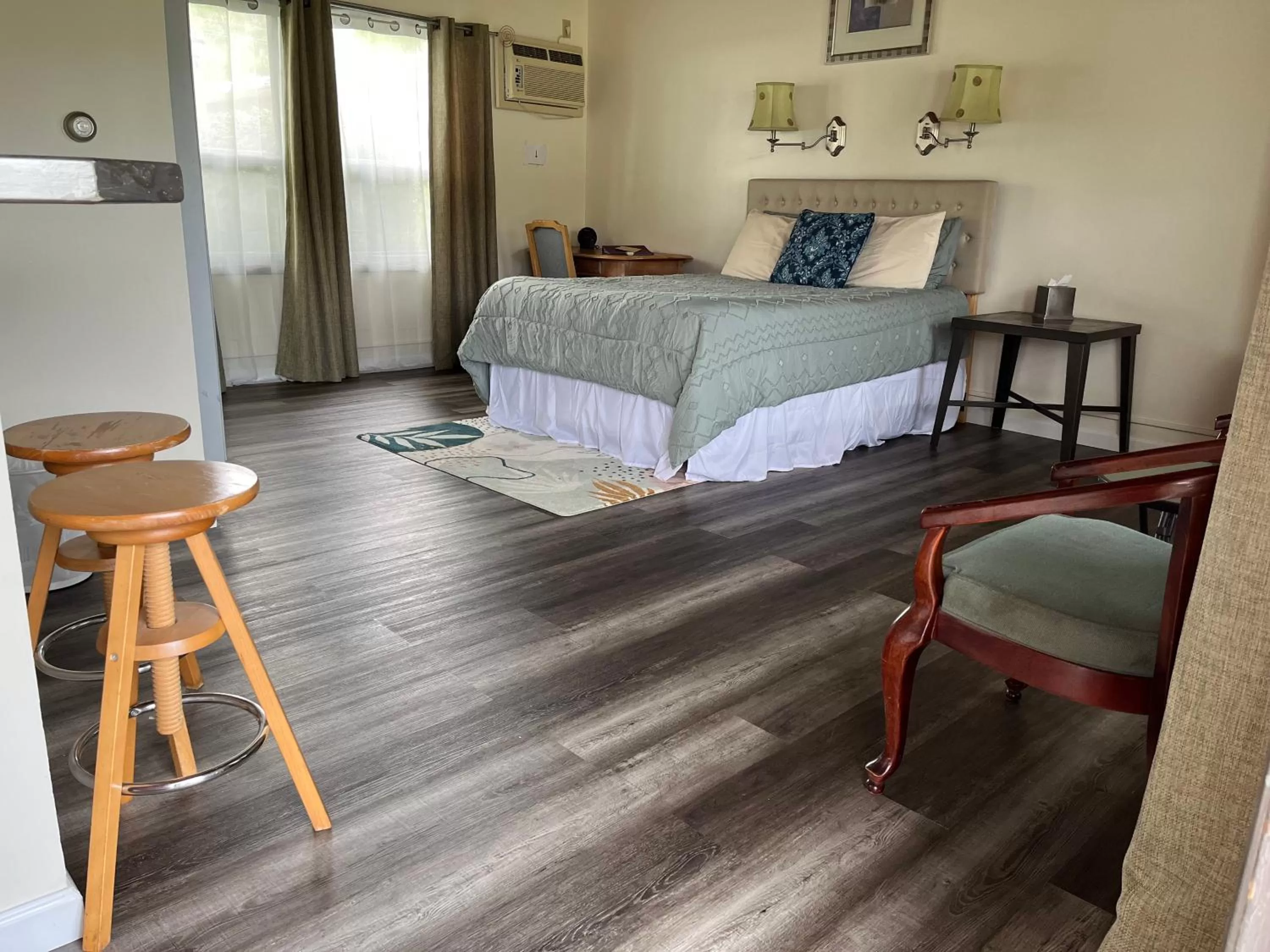 Photo of the whole room in Vinehurst Inn & Suites