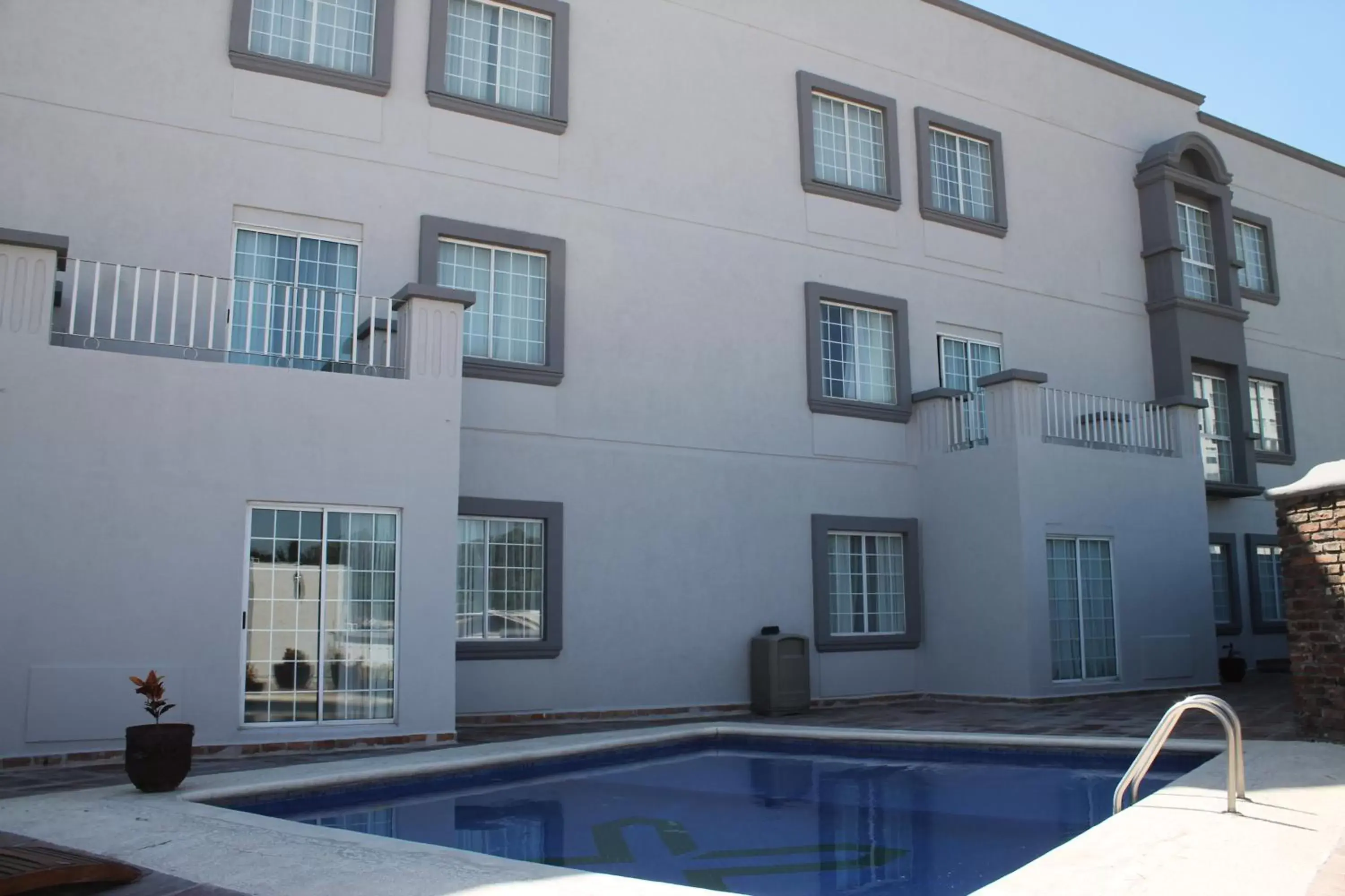 Swimming pool, Property Building in Hotel Suites México Plaza León Campestre