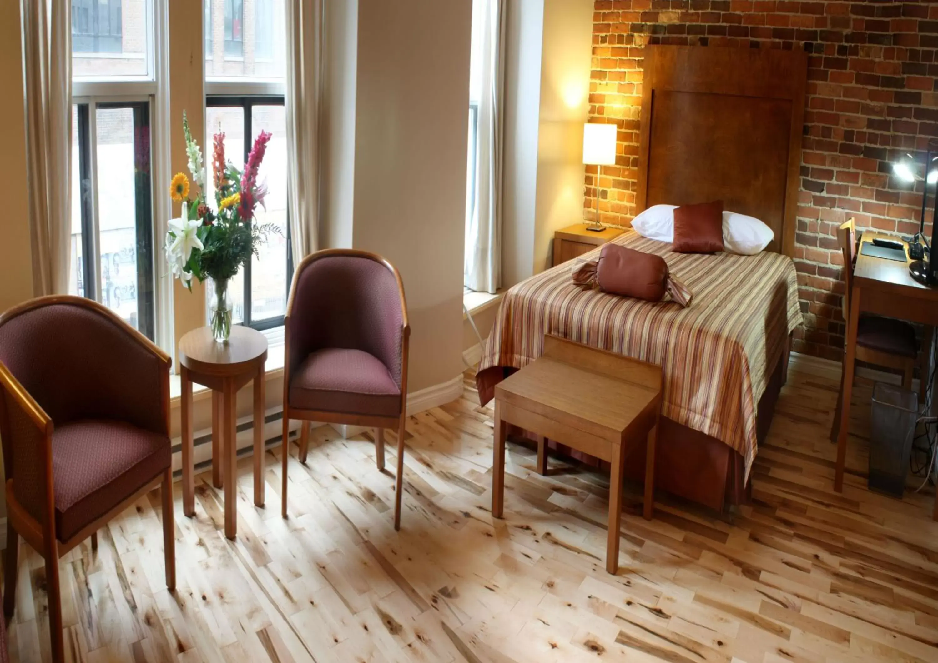 Bed, Seating Area in Hotel Quartier des Spectacles