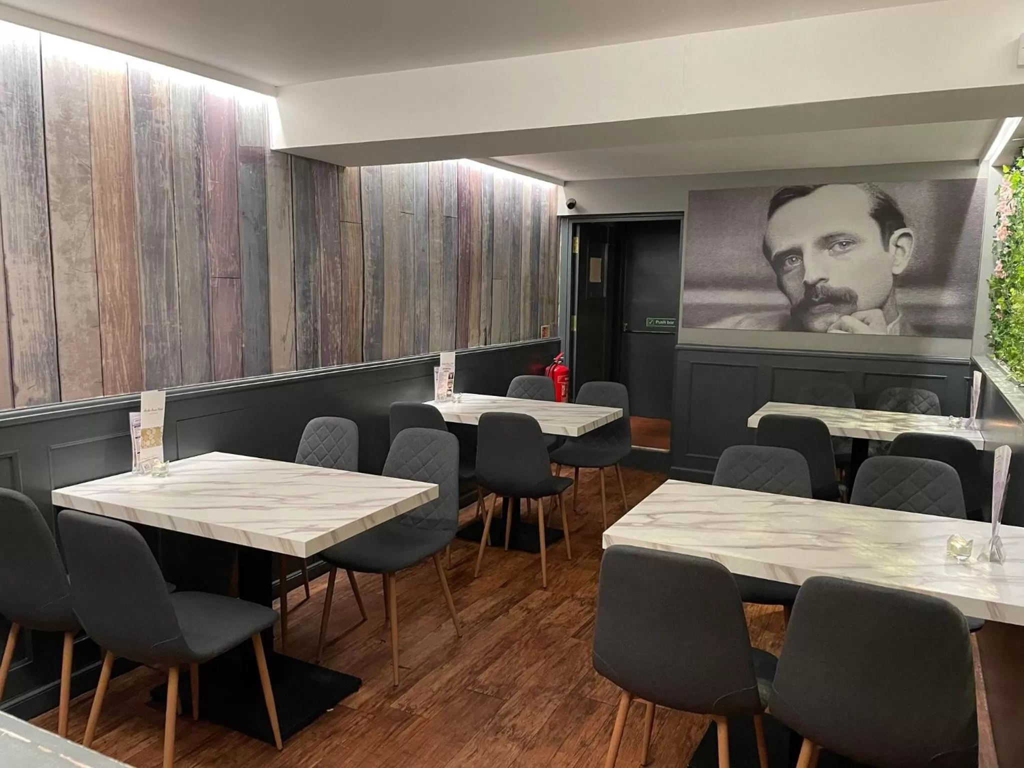 Restaurant/places to eat in Airlie Arms Hotel