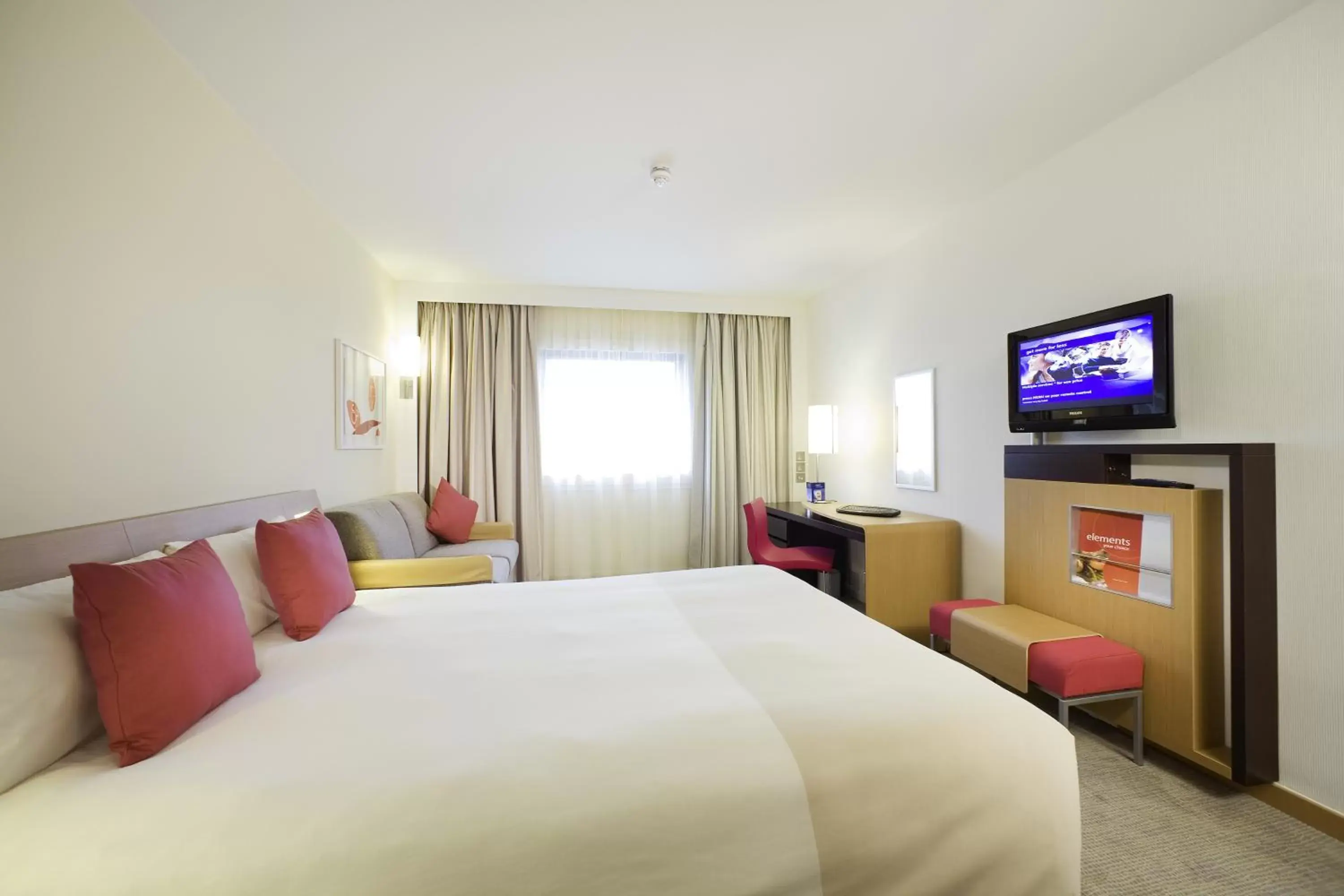 Photo of the whole room, Bed in Novotel Sheffield Centre