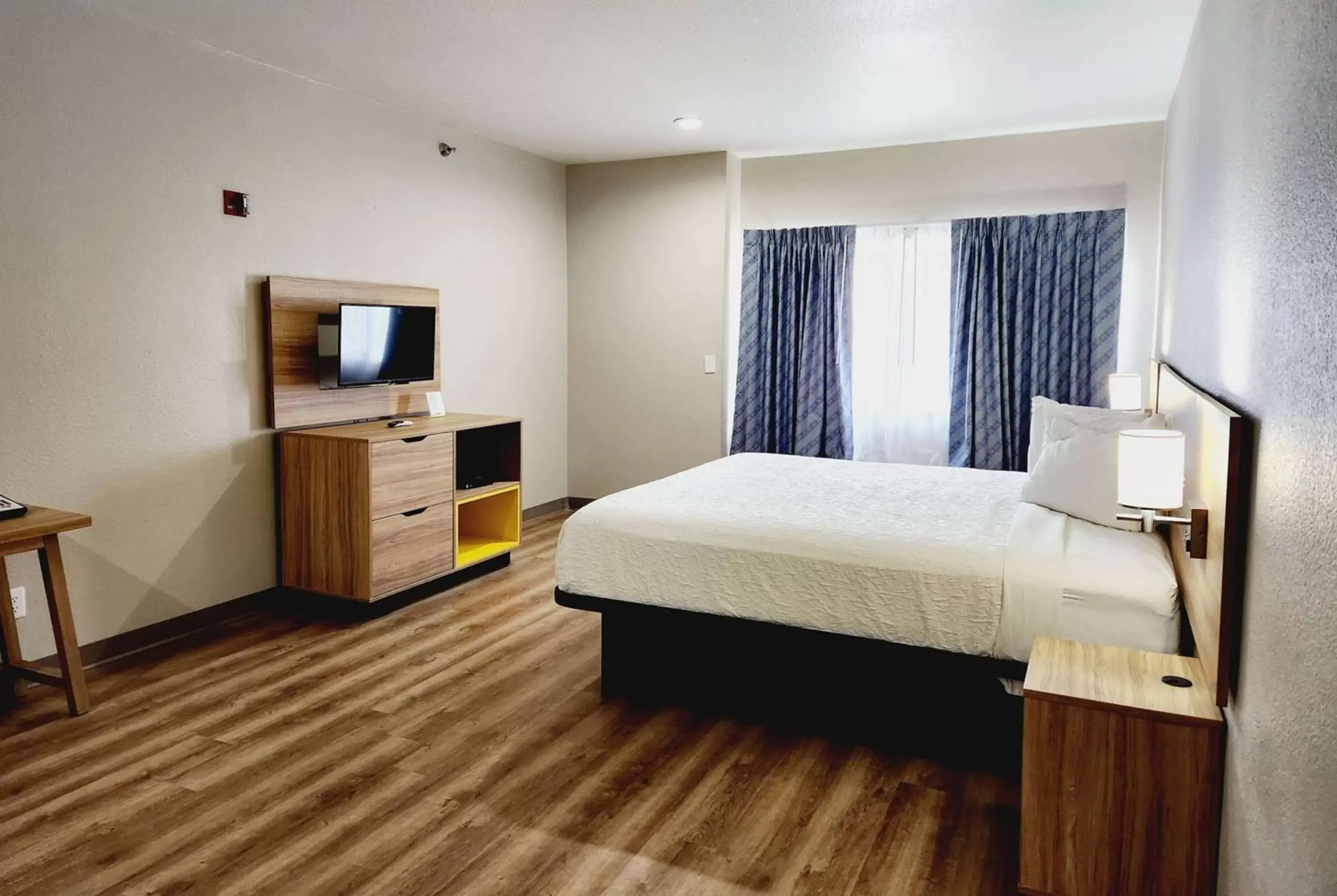 Photo of the whole room, Bed in Days Inn & Suites by Wyndham Corpus Christi Central