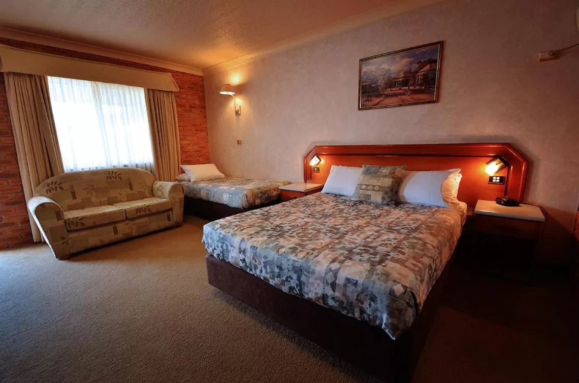 Bedroom, Bed in The Crossing Motel