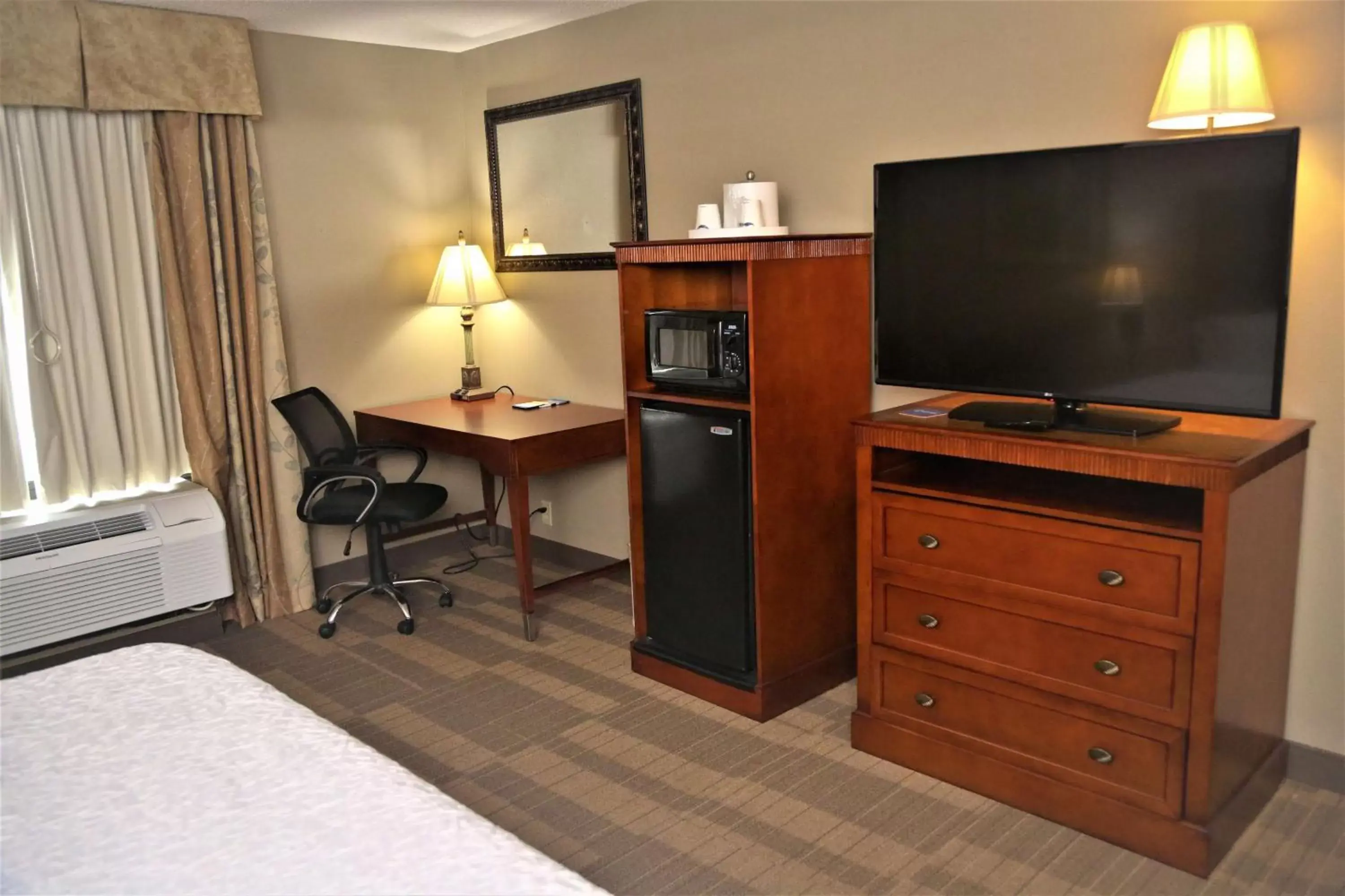 Bedroom, TV/Entertainment Center in Hampton Inn & Suites Jennings