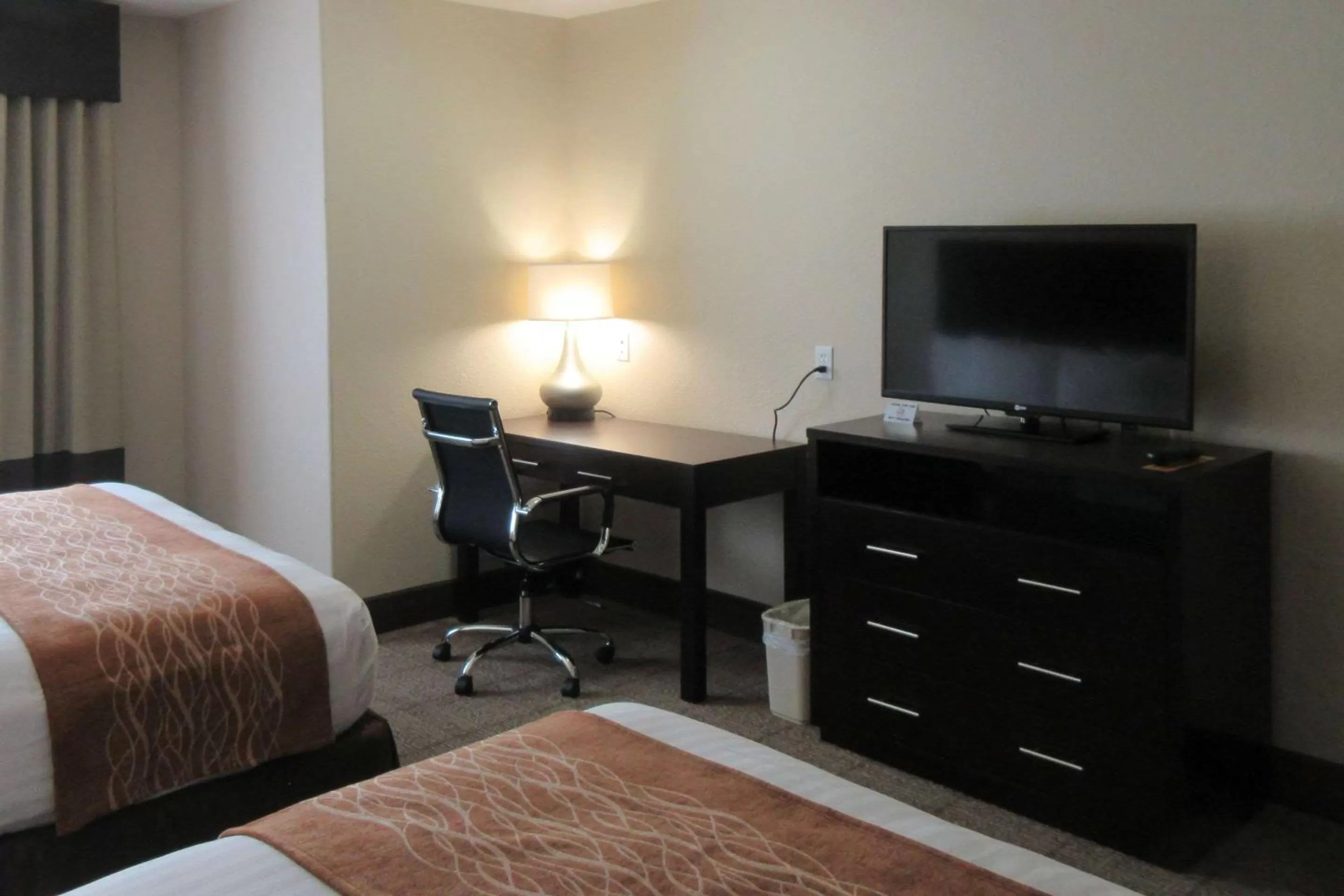 Photo of the whole room, Bed in Comfort Inn & Suites