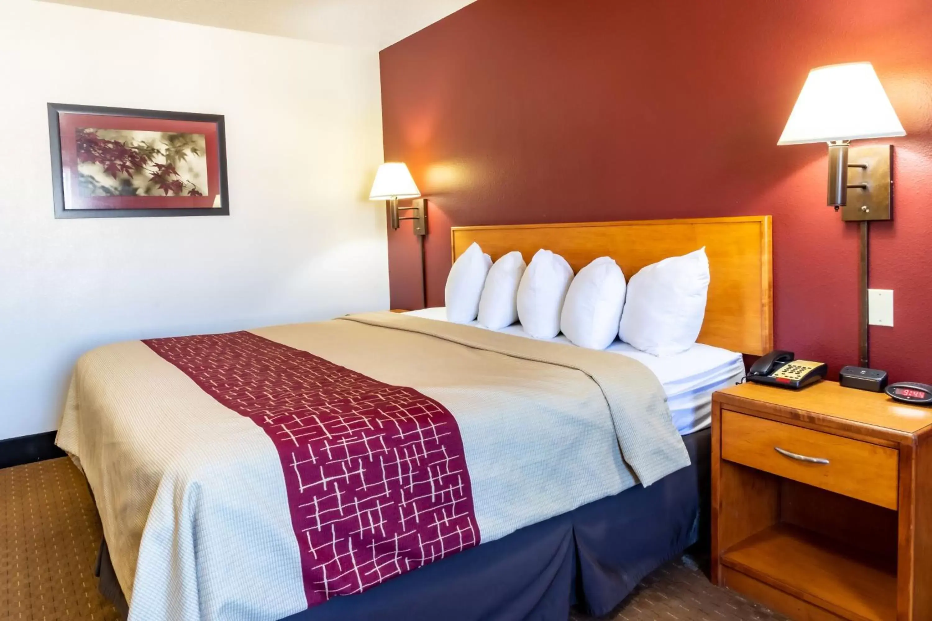 Bed in Bearcat Inn and Suites