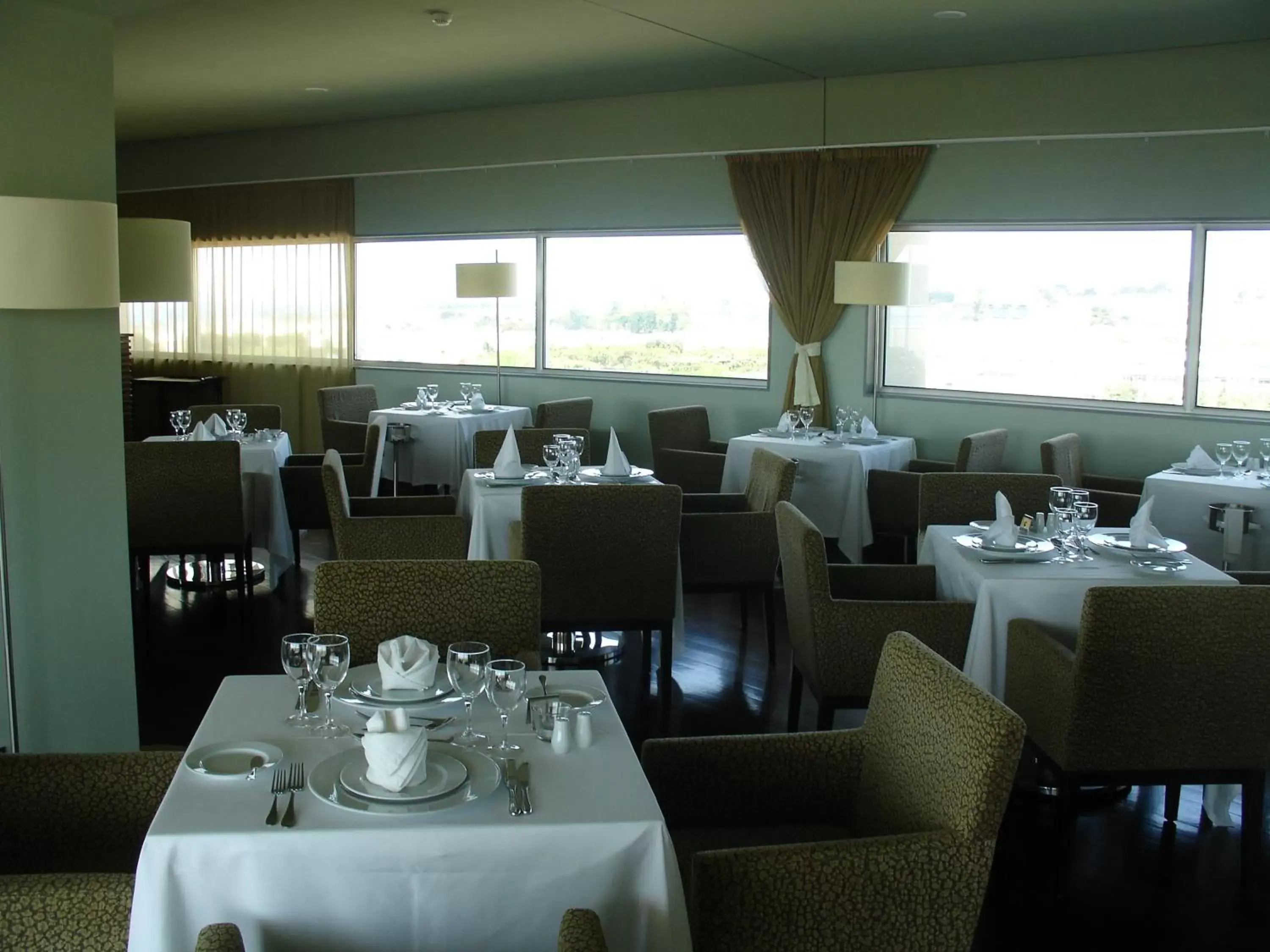 Restaurant/Places to Eat in VIP Executive Azores Hotel