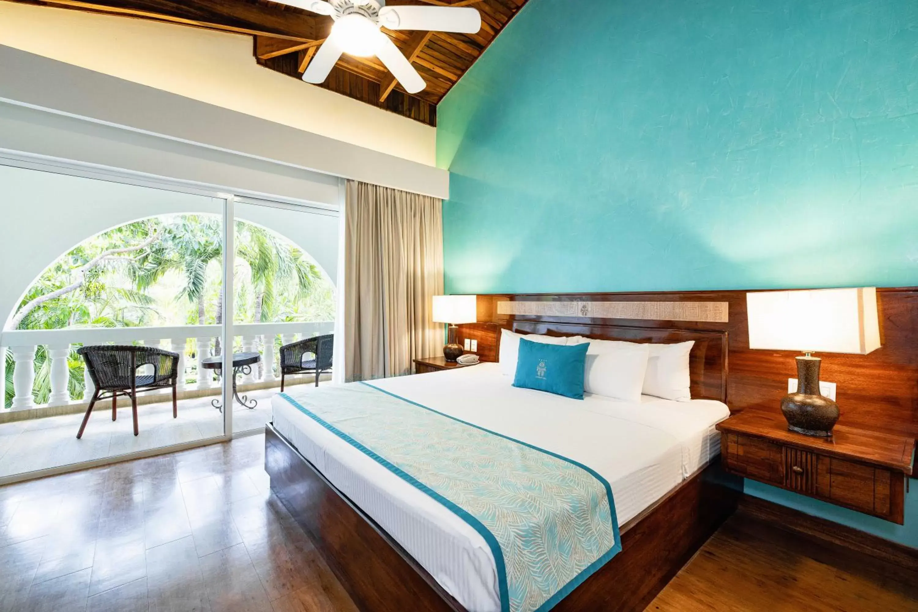 Bed in Hotel Tamarindo Diria Beach Resort