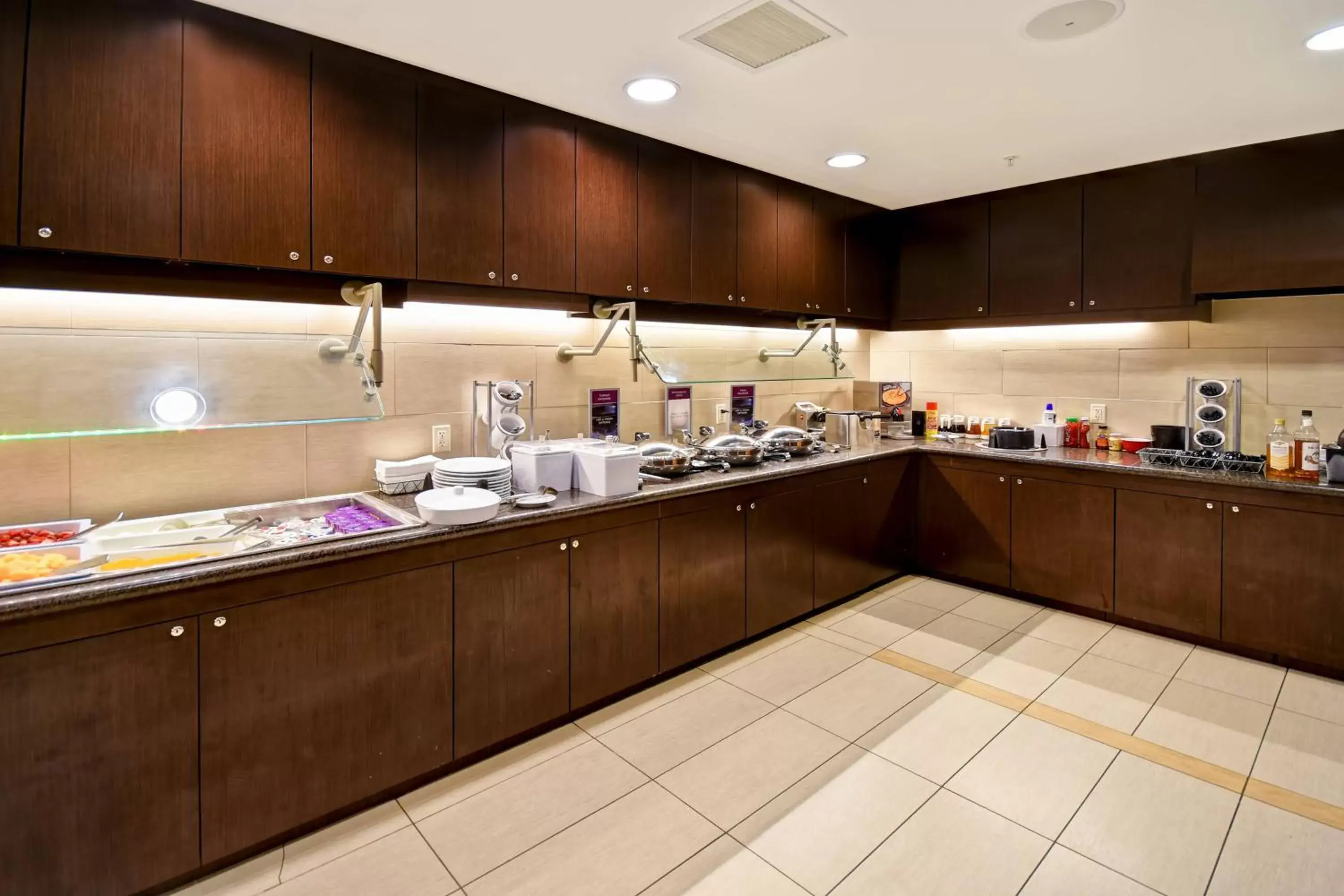 Breakfast, Kitchen/Kitchenette in Residence Inn by Marriott Springfield Chicopee