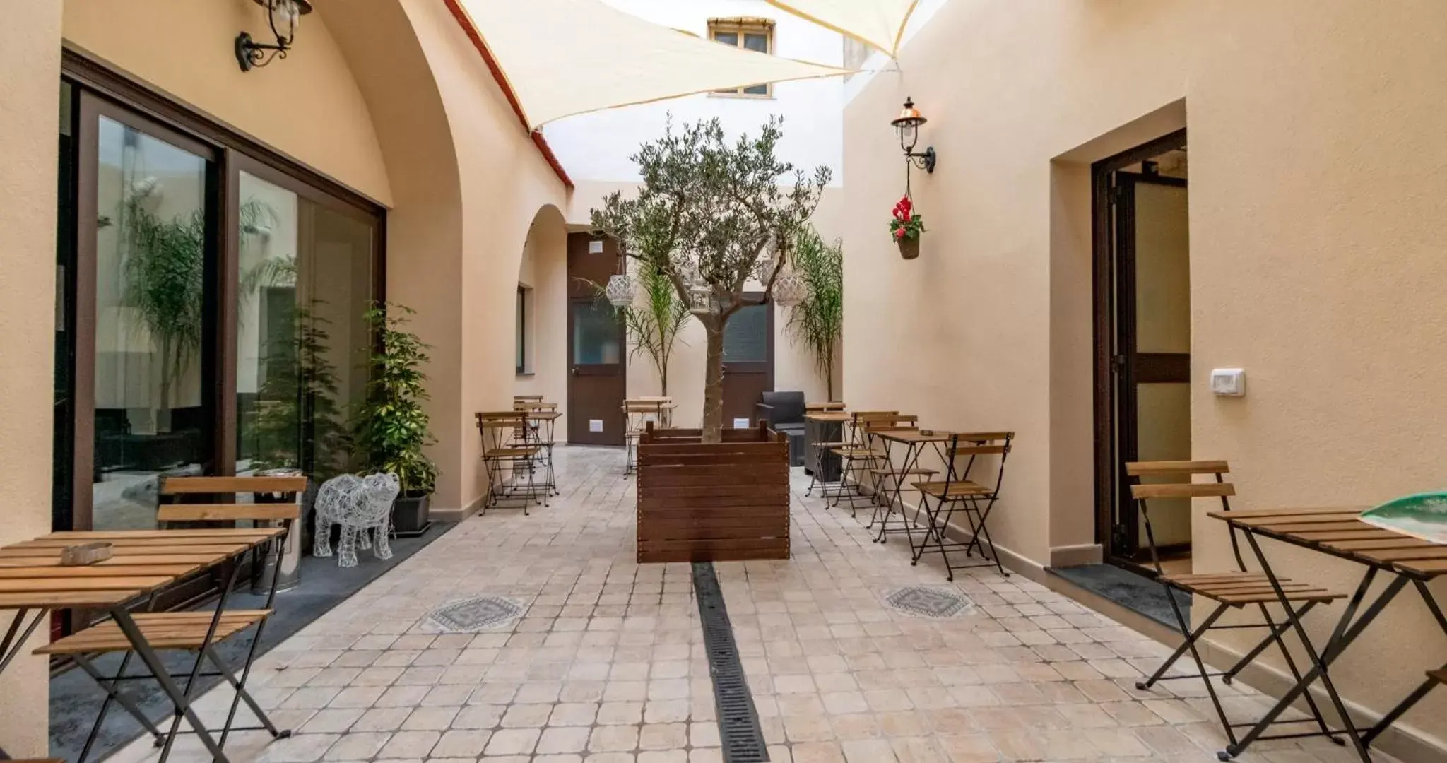 Inner courtyard view, Restaurant/Places to Eat in Siculis