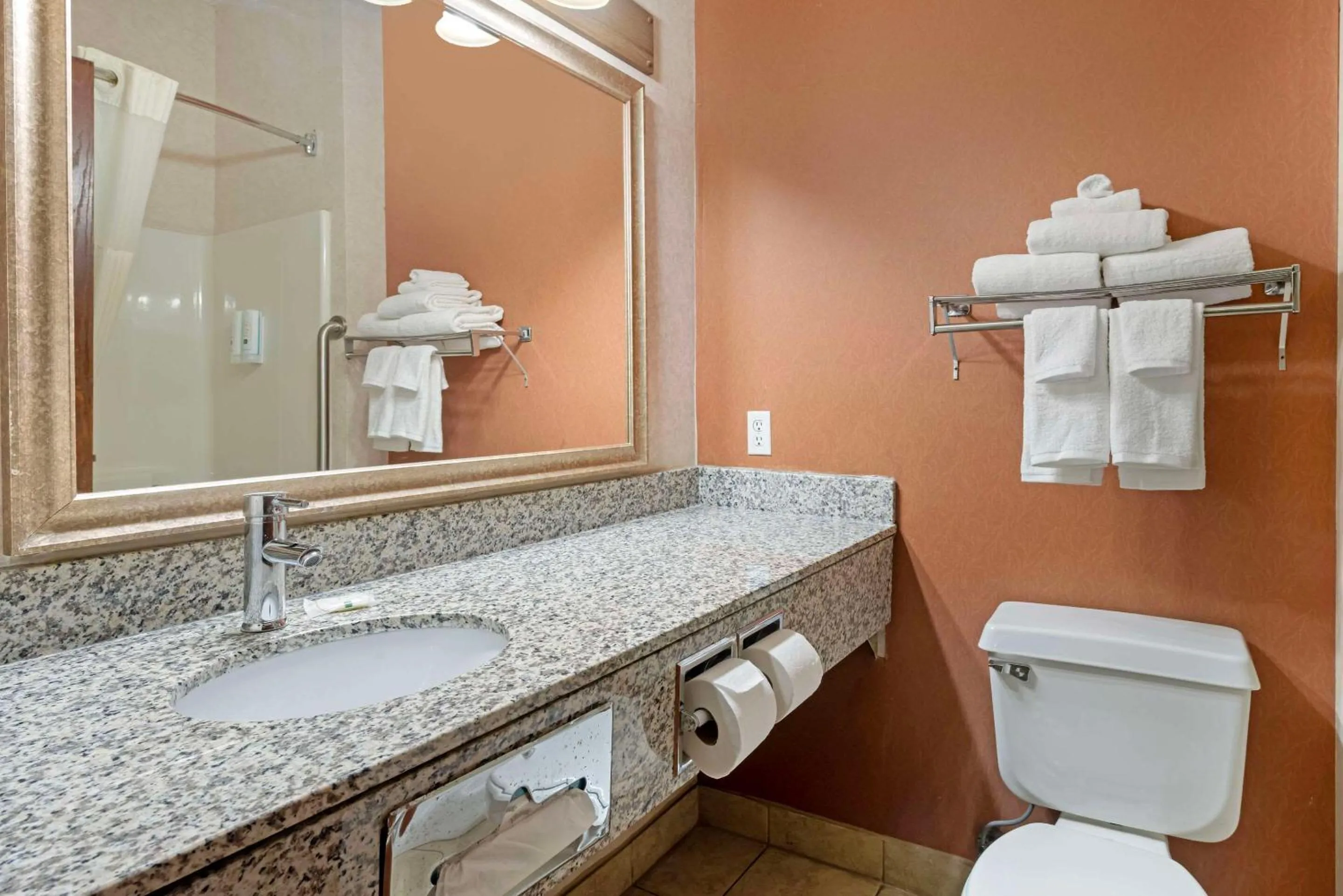 Bedroom in Quality Inn Bemidji