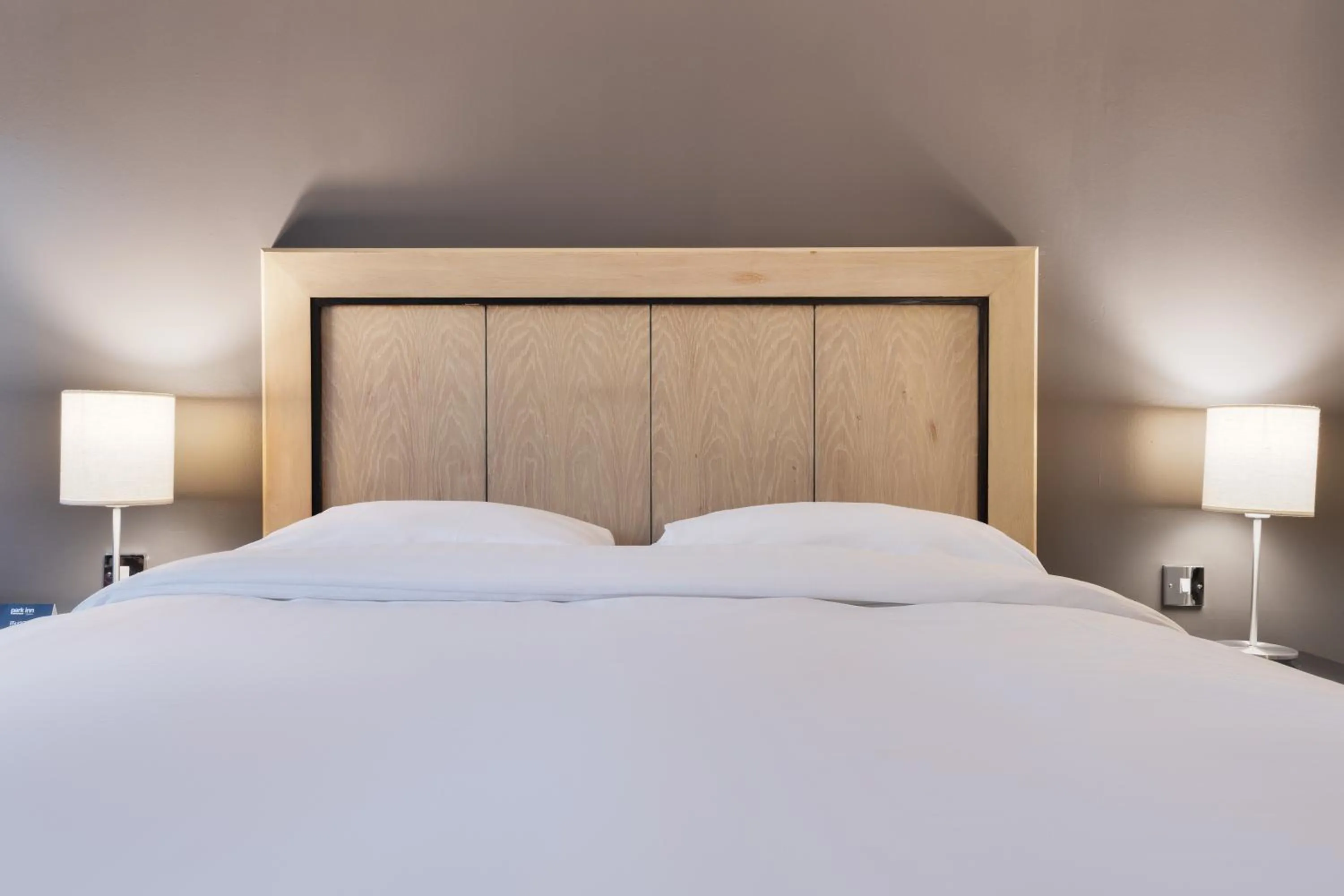 Bed in Park Inn by Radisson Cardiff City Centre