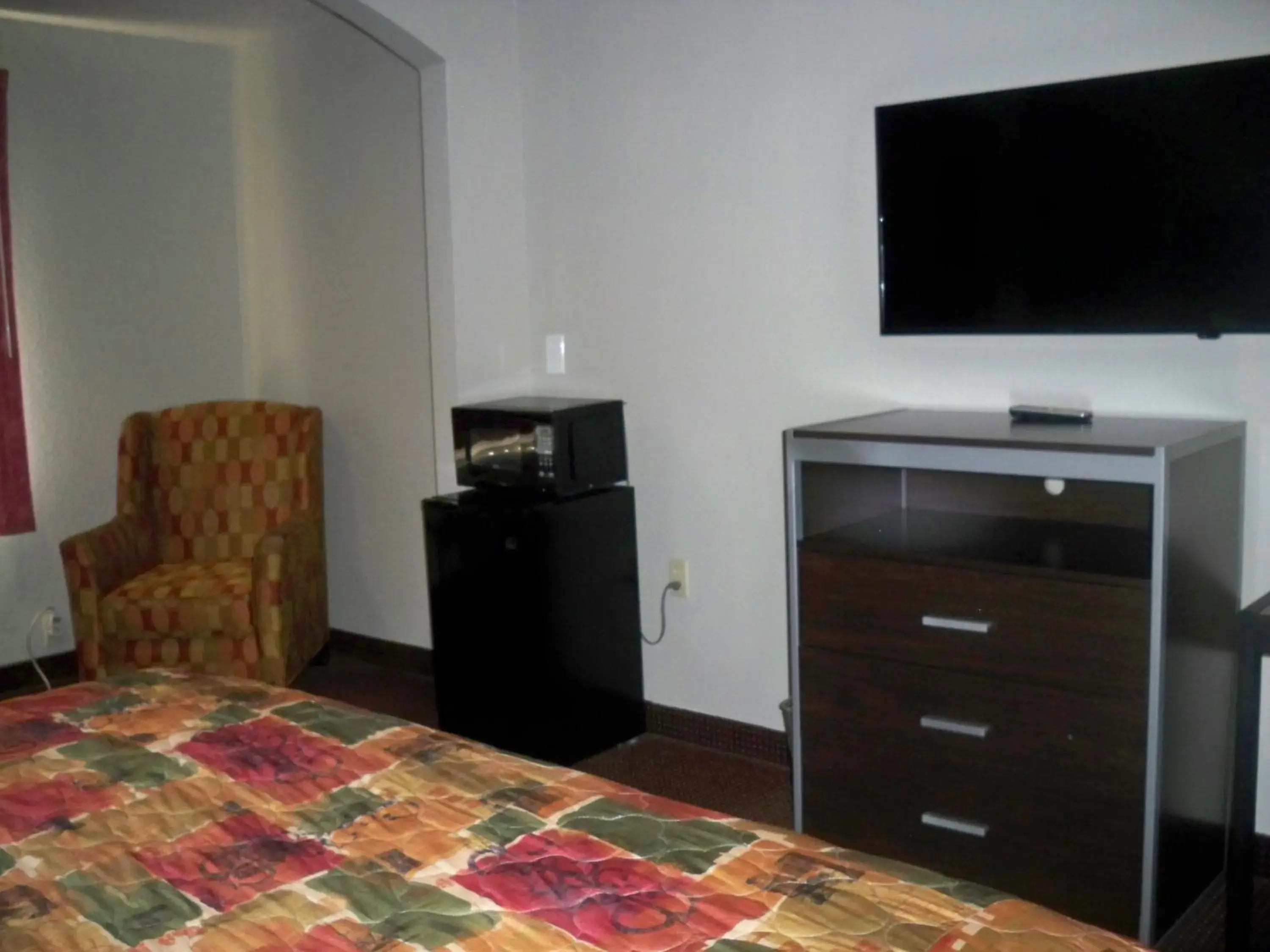 TV and multimedia, TV/Entertainment Center in Scottish Inn and Suites Beaumont