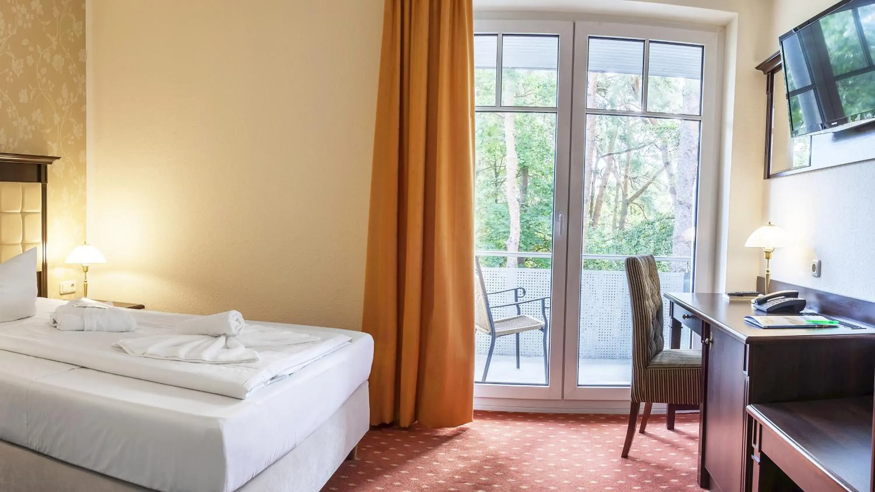 Living room, Bed in Ostseehotel Villen im Park - ein Rovell Hotel