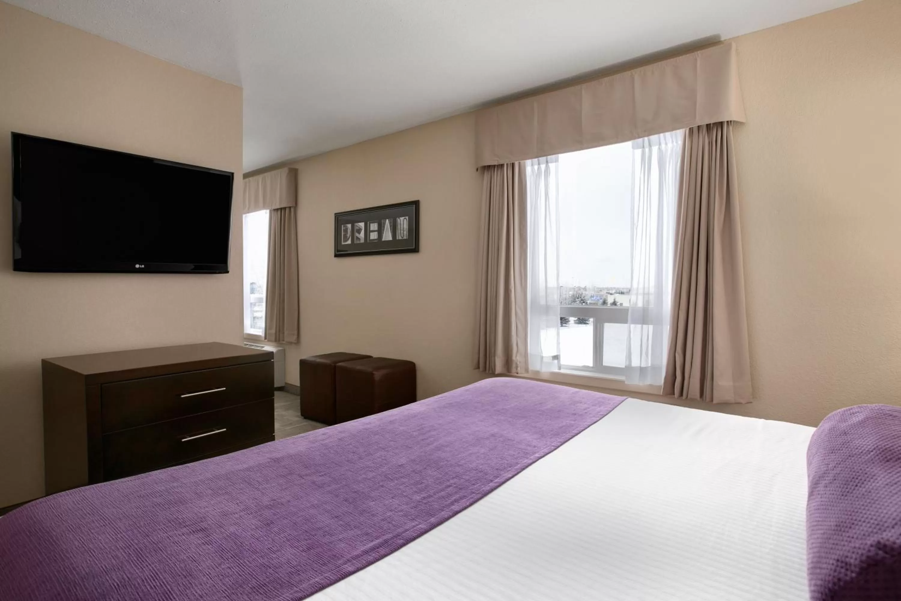 Bedroom, Bed in Days Inn by Wyndham Regina