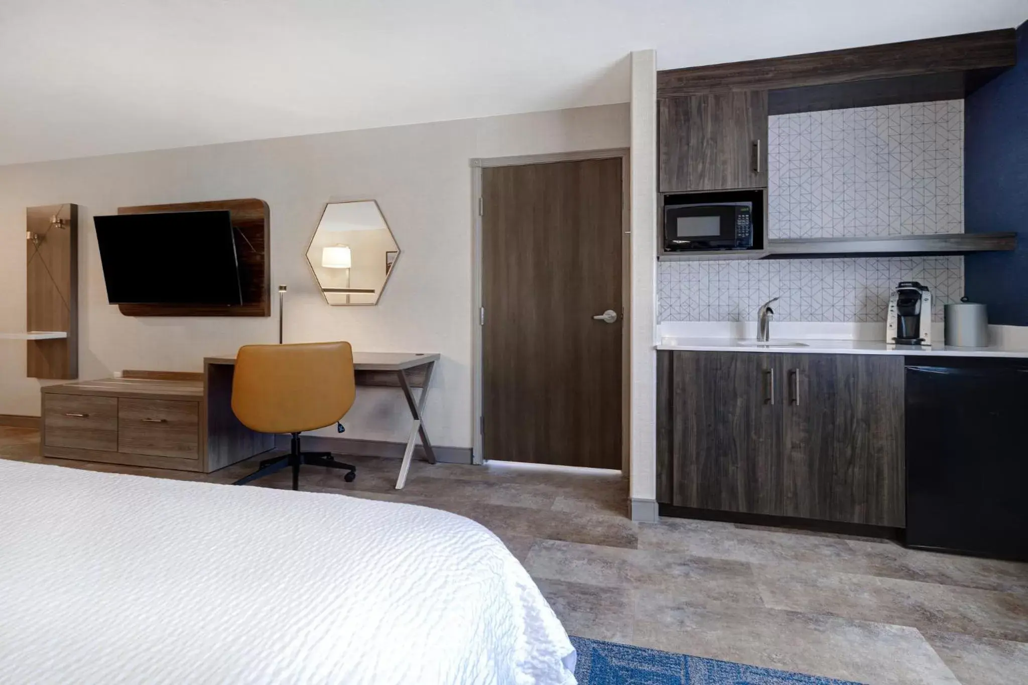 Photo of the whole room, Kitchen/Kitchenette in Holiday Inn Express Hotel & Suites Moab, an IHG Hotel