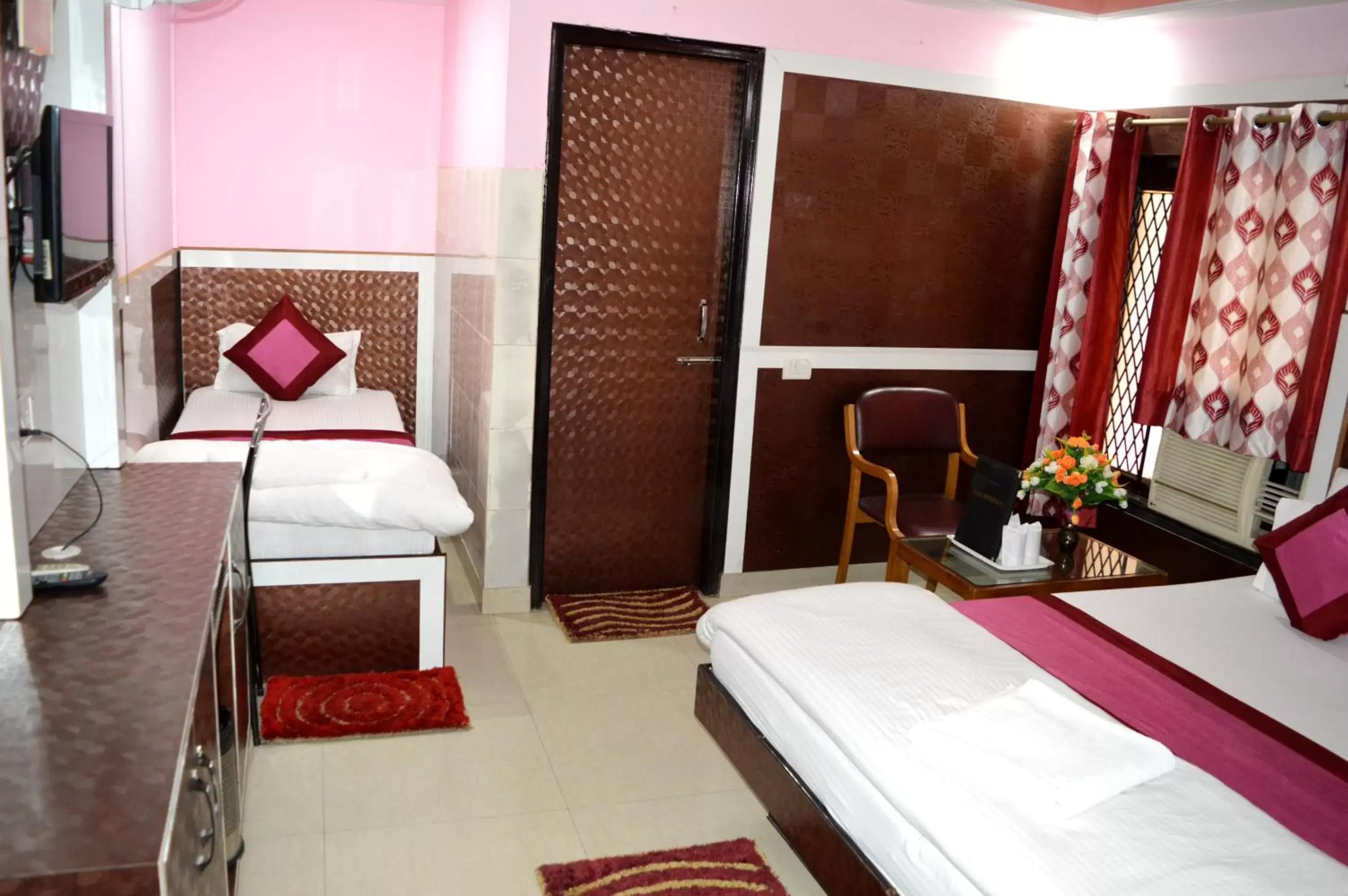 Bedroom, Bed in Hotel Su Shree Continental 5 Minutes Walk From New Delhi Railway Station