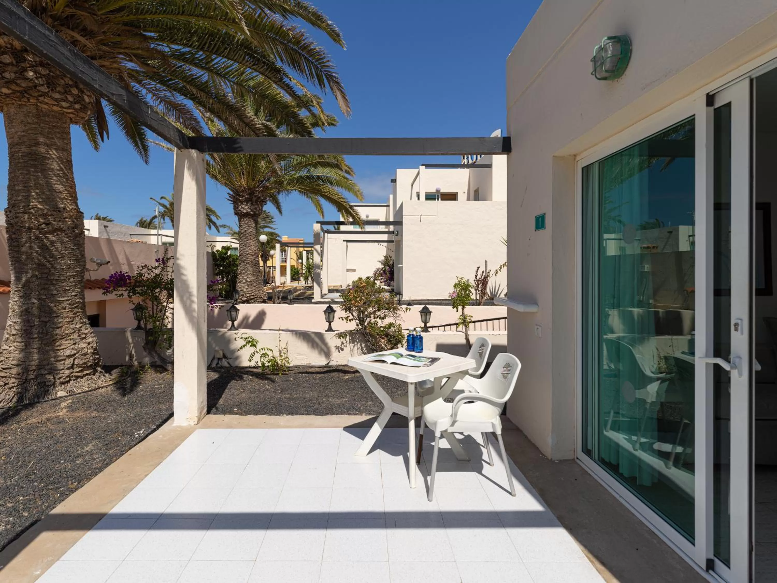 Patio in HomeForGuest Apartamento 13 con terraza y piscina en Corralejo