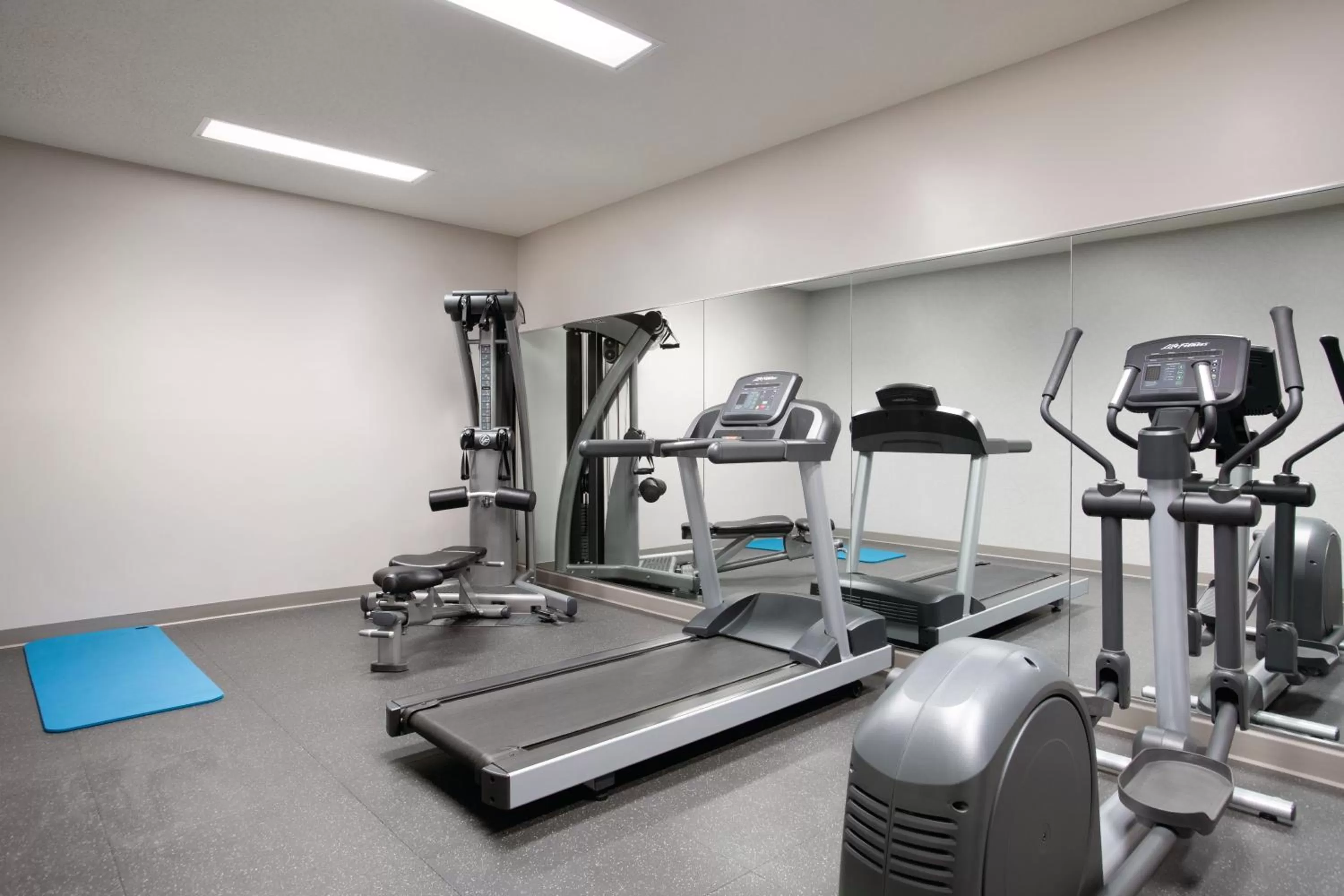 Fitness centre/facilities in Country Inn & Suites by Radisson, Brooklyn Park - Brooklyn Center, MN