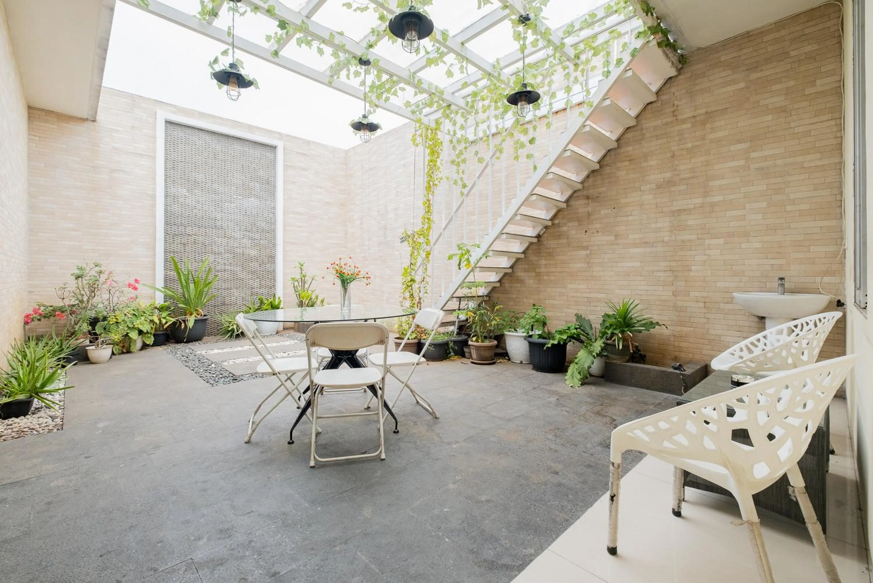 Property building in RedDoorz Plus @ Cideng Barat