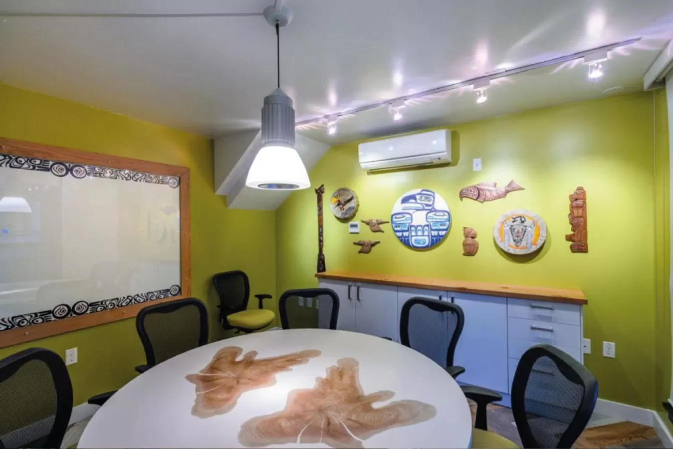 Meeting/conference room in Skwachàys Lodge