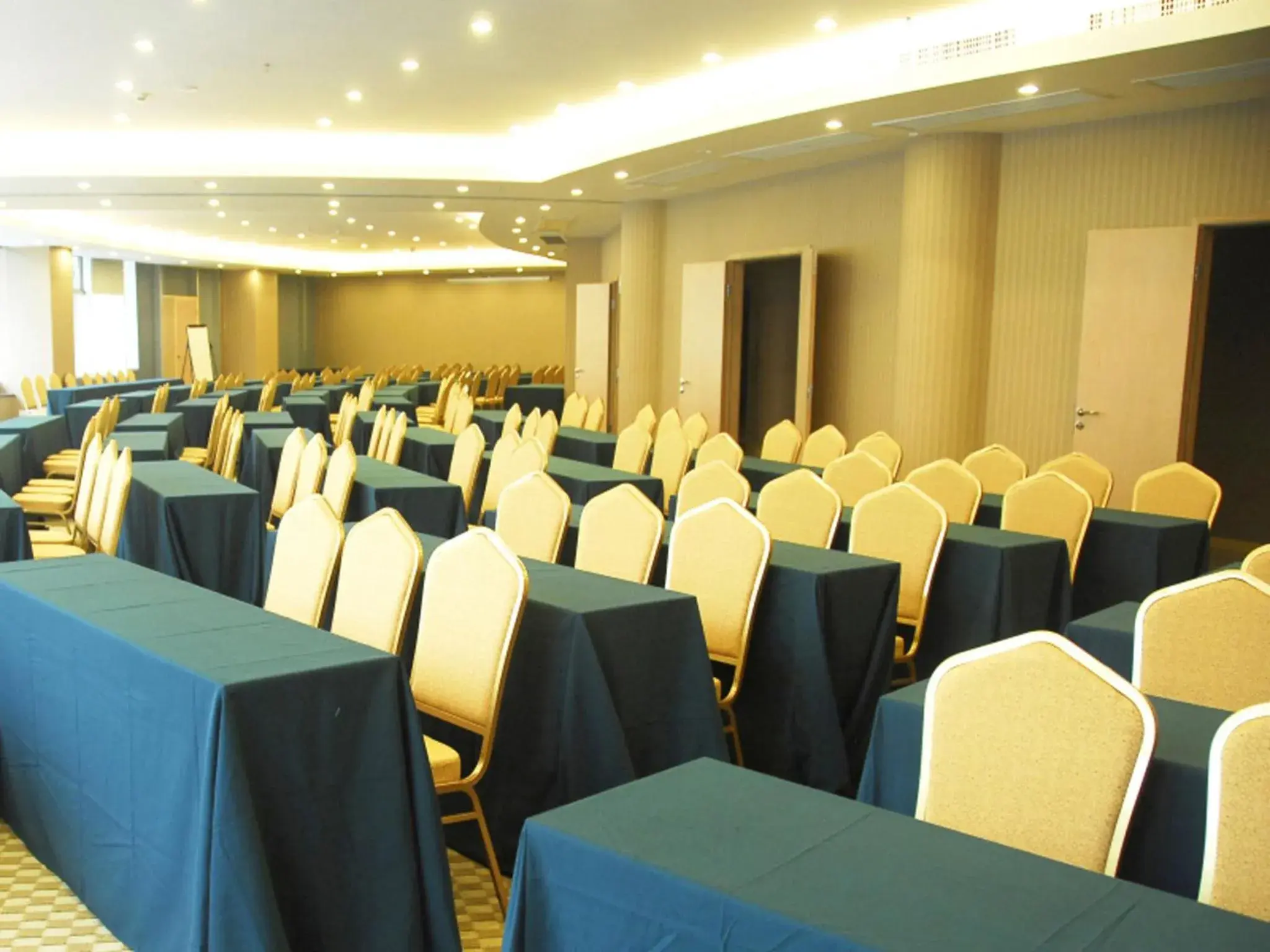 Business facilities in Days Inn Guangzhou