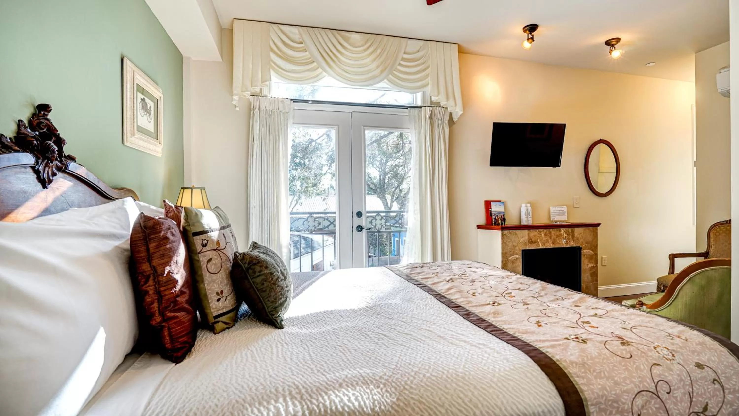 Deluxe Queen Suite in The River Belle Inn