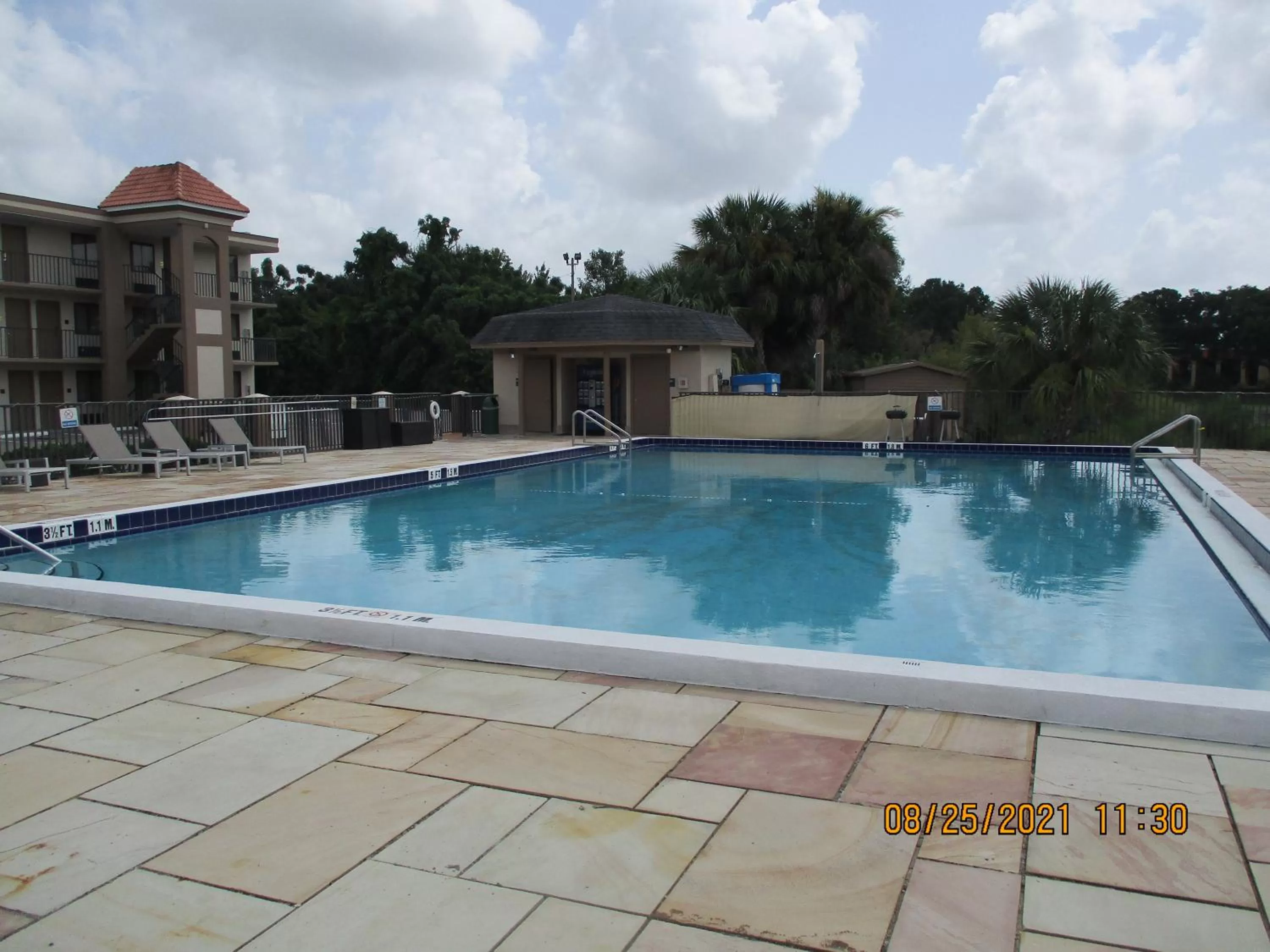 Swimming pool in Quality Inn & Suites Kissimmee by The Lake - Free Shuttle to Theme Parks