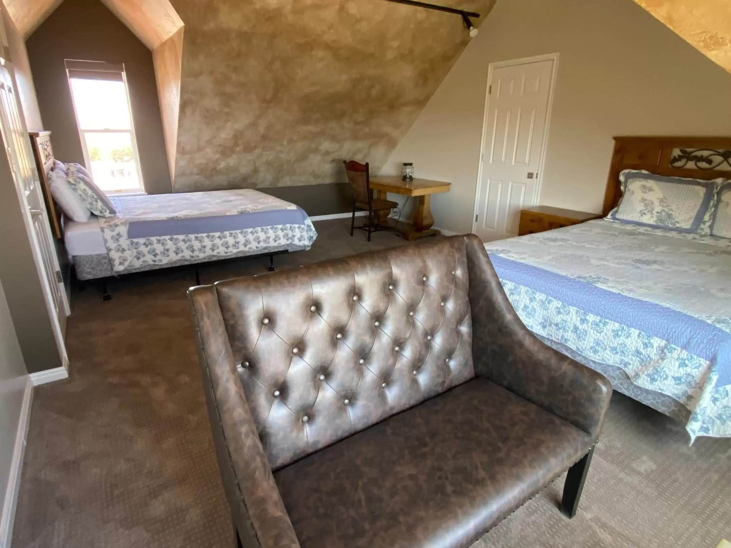 Bedroom, Bed in SkyRidge Inn