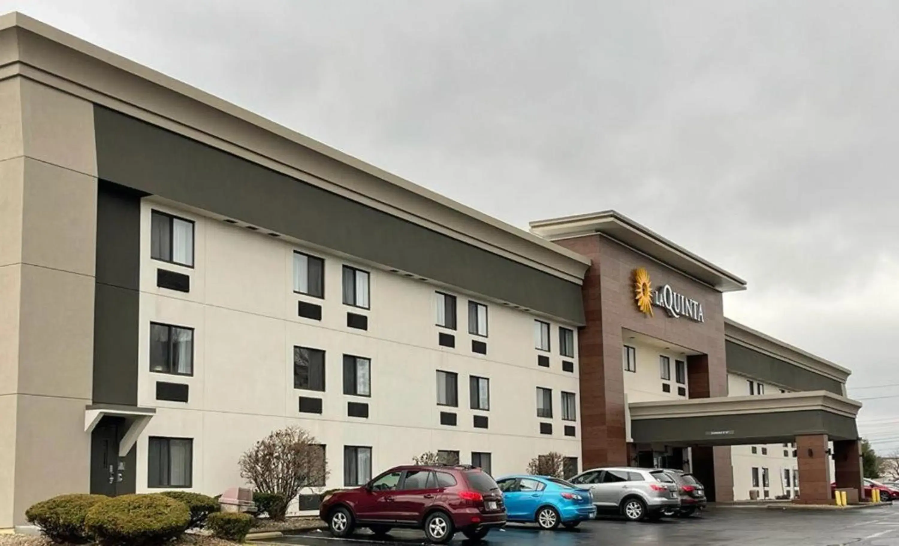 Property Building in La Quinta Inn by Wyndham Indianapolis Airport Executive Dr