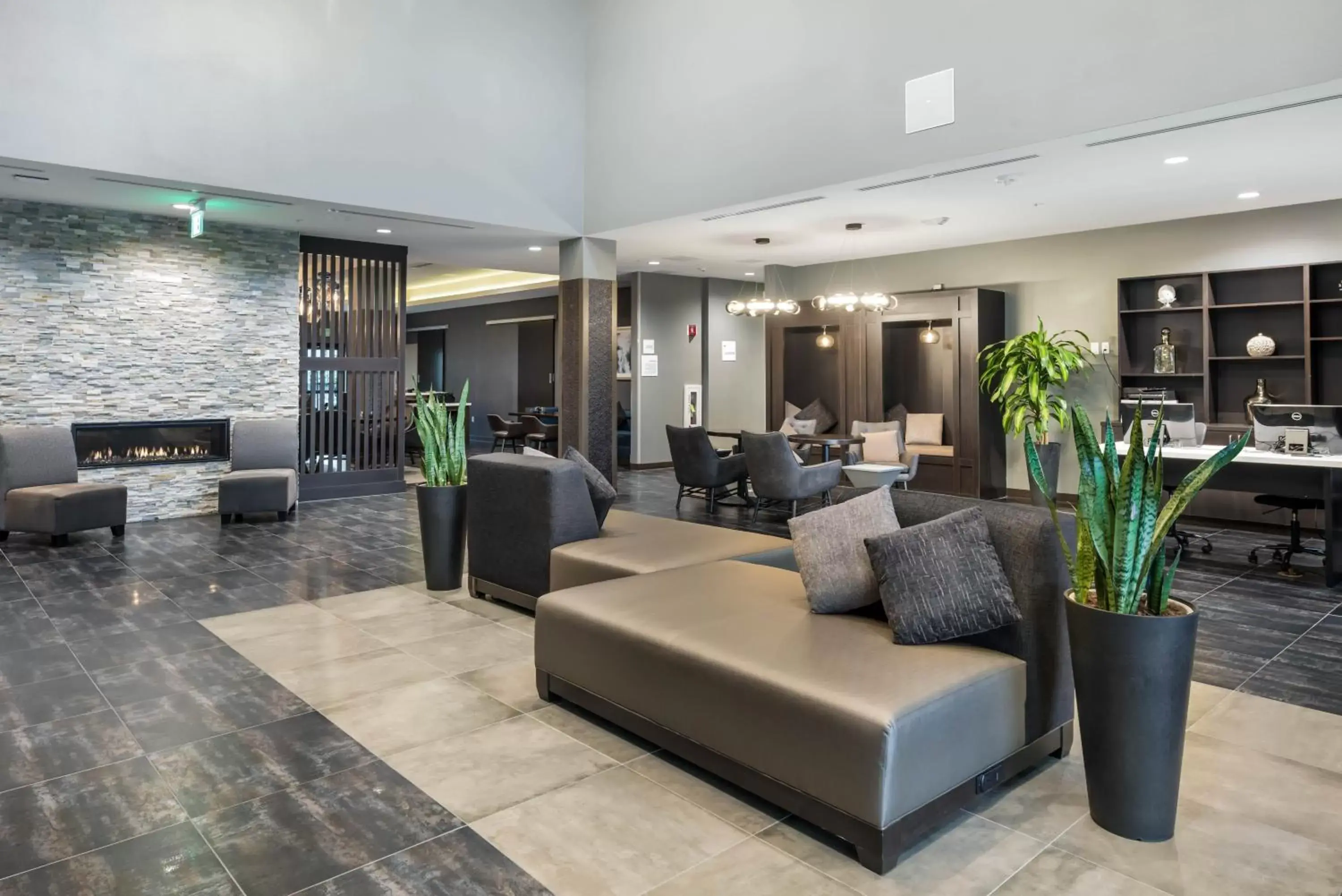 Property building, Lobby/Reception in Holiday Inn Hotel & Suites Silicon Valley – Milpitas, an IHG Hotel