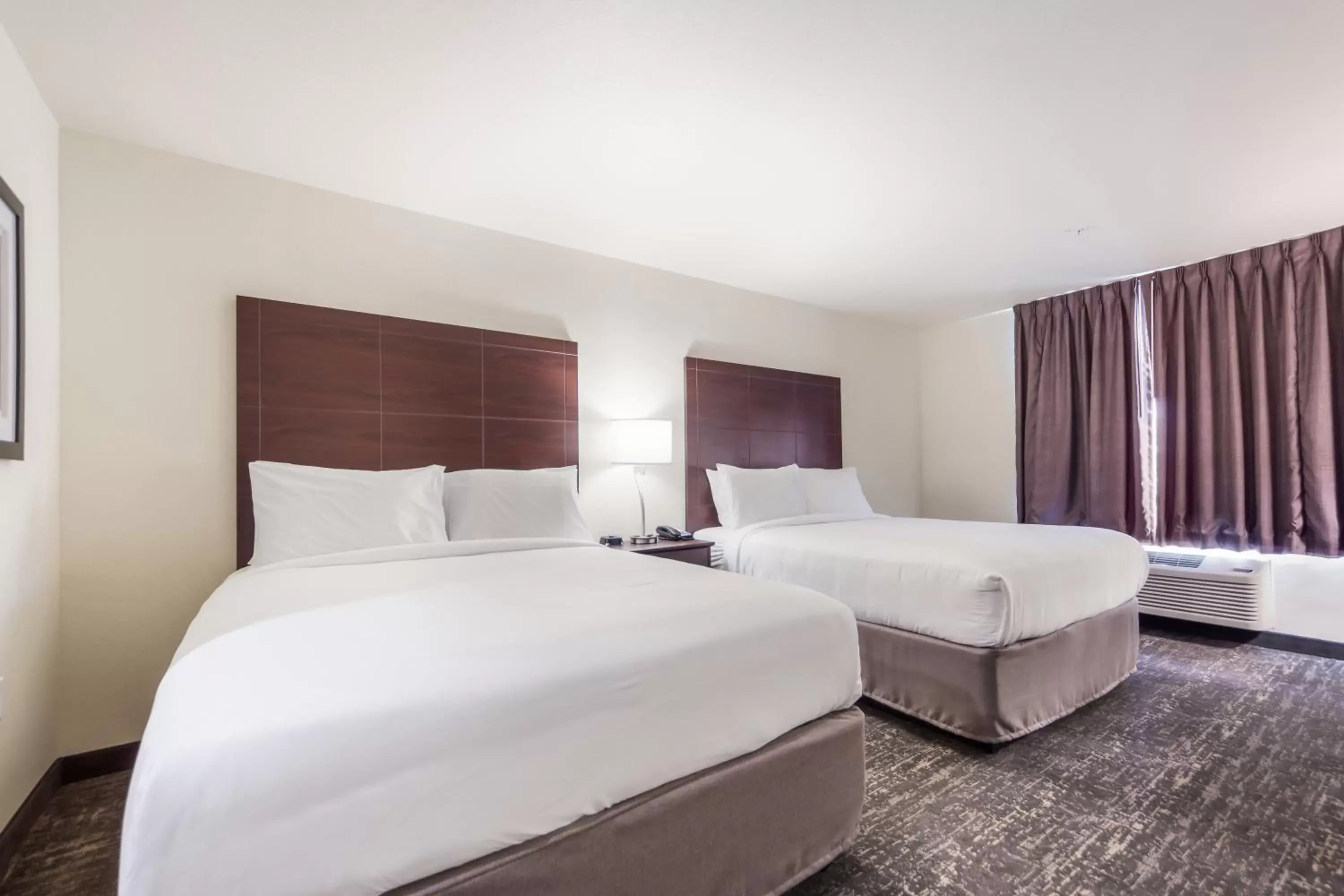 Bed in Cobblestone Hotel & Suites - Urbana