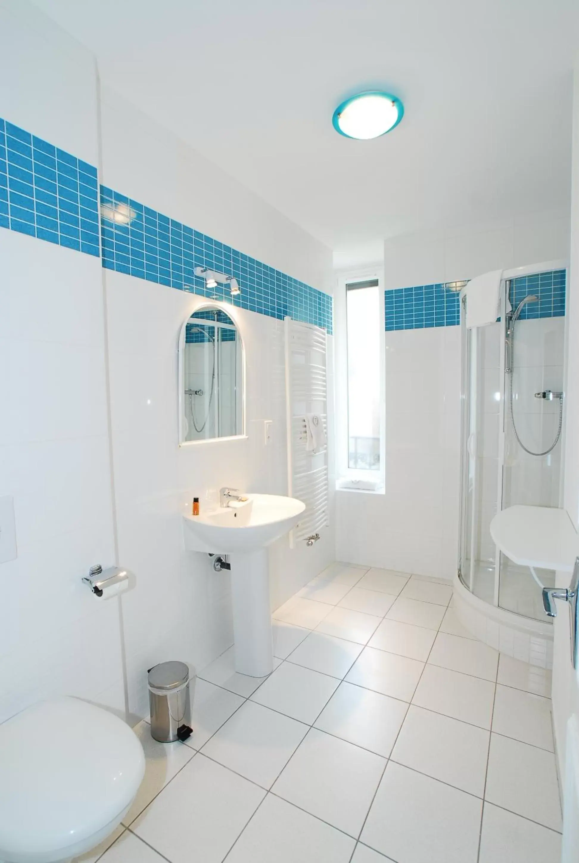 Bathroom in The Originals Boutique, Hôtel Terminus, Bourg-en-Bresse Gare (Qualys-Hotel)