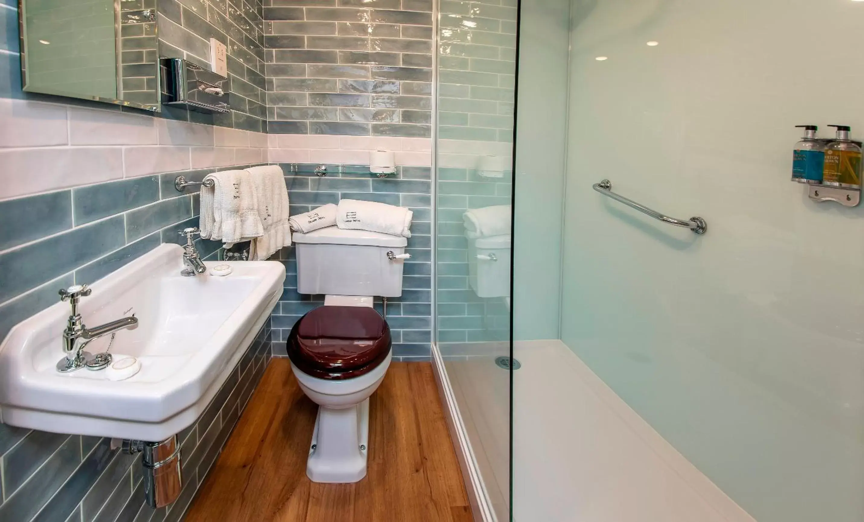Shower, Bathroom in Dunoon Hotel