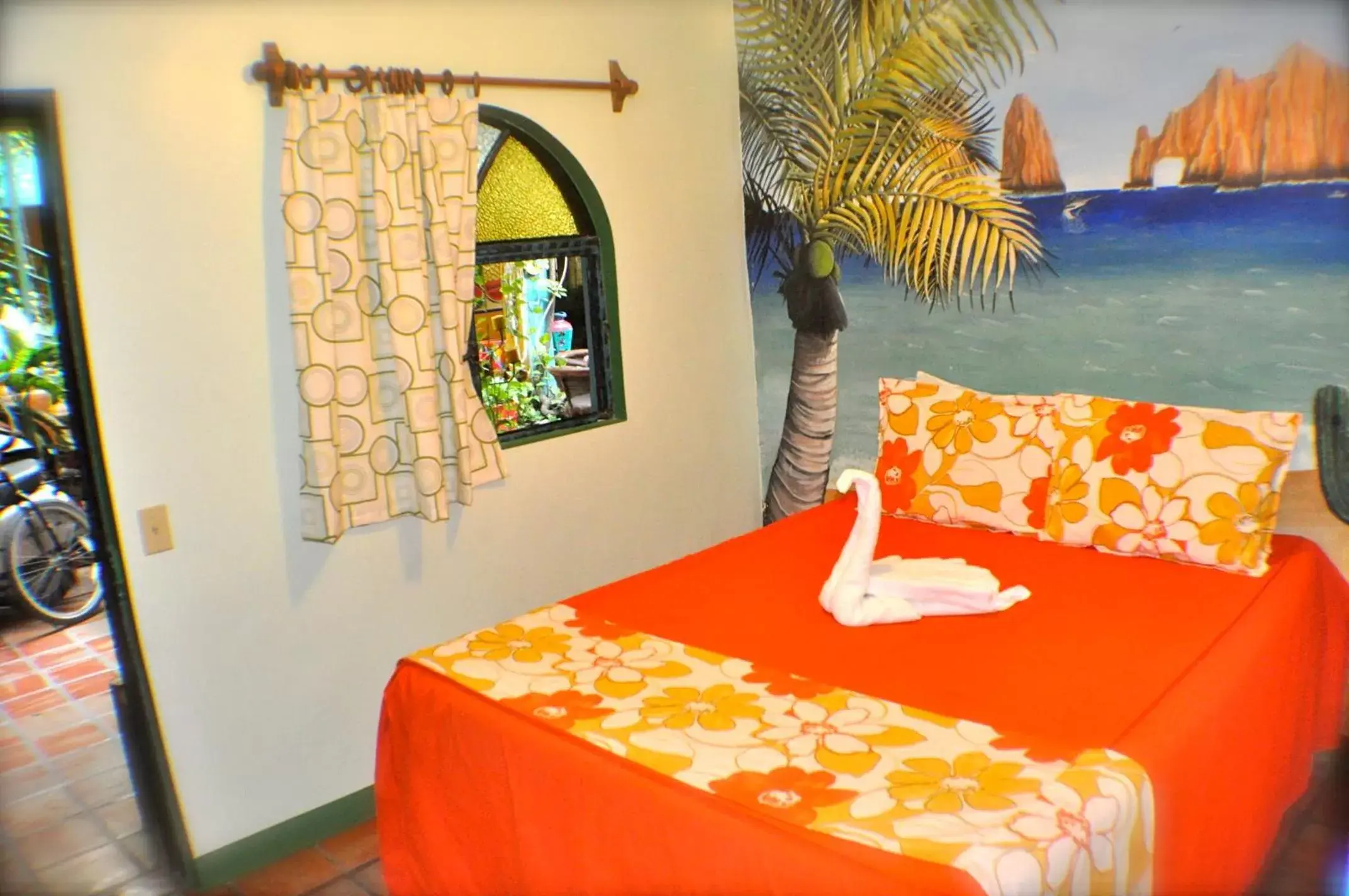 Photo of the whole room, Bed in Cabo Inn