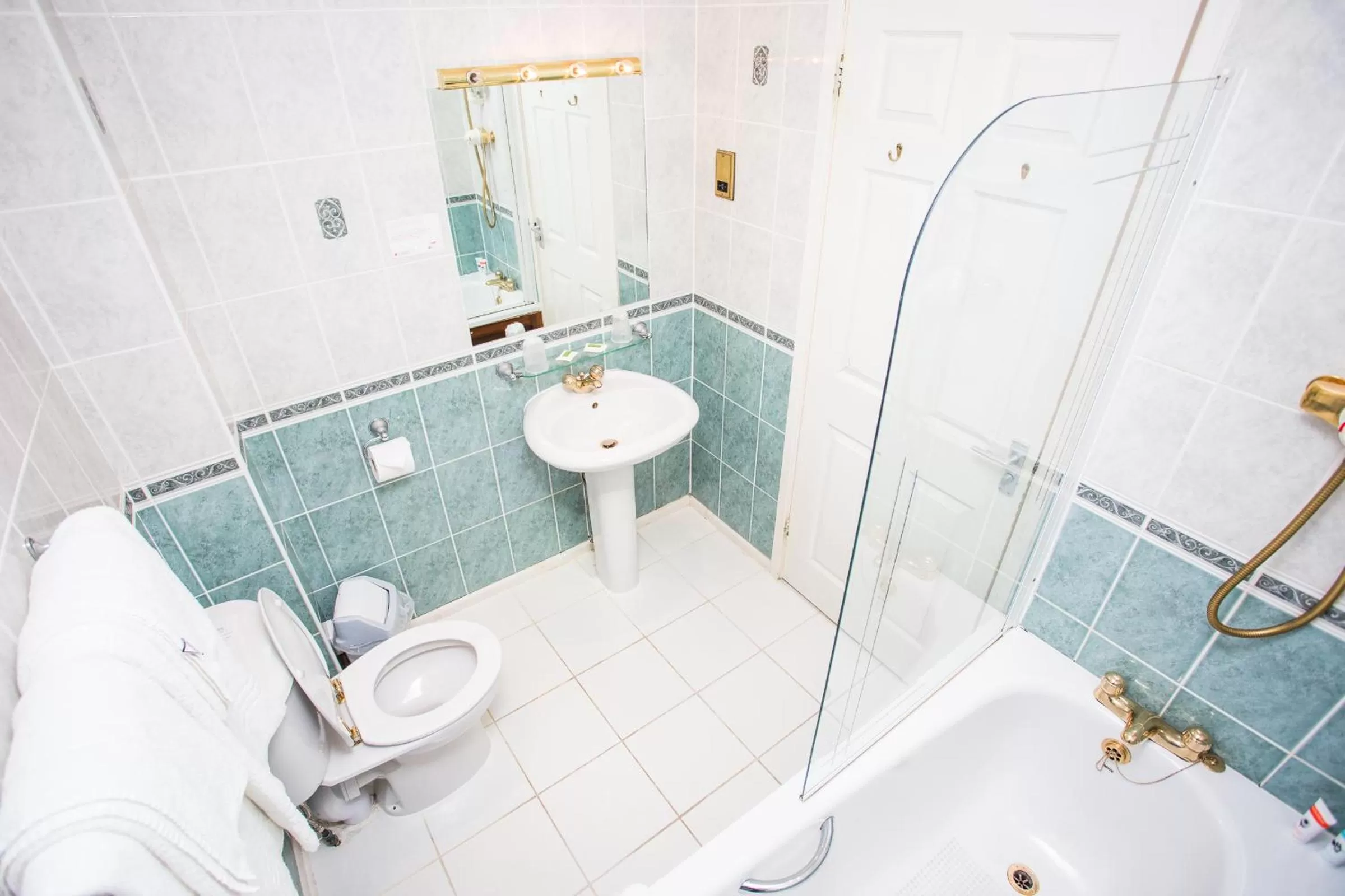 Shower in Hotel Victoria